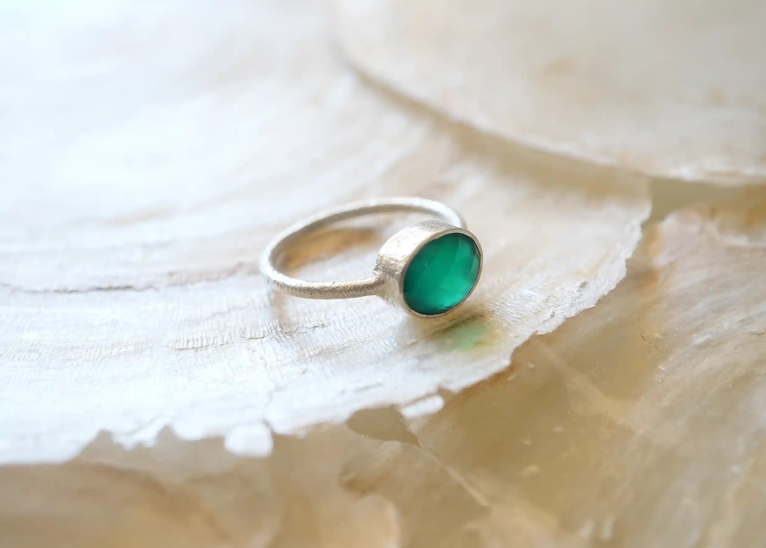 Zoom sur bague en argent 925 Drop, vert onyx exposés sur une pierre