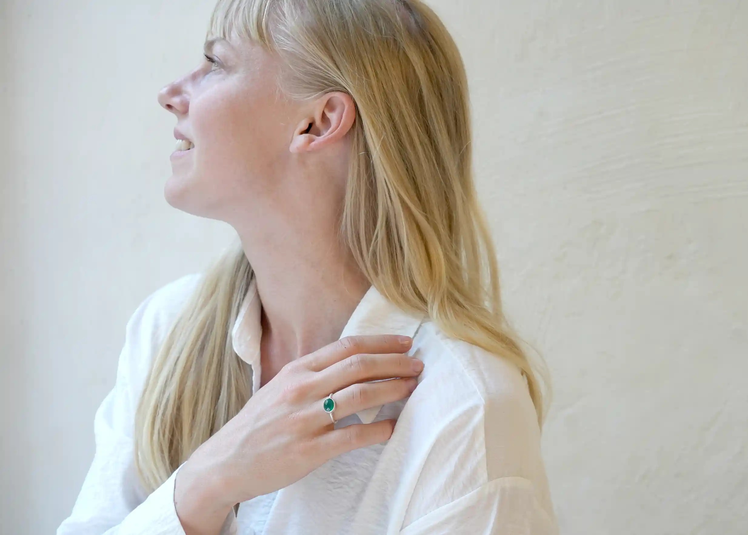Bague en argent 925 Drop, Vert onyx porté par une femme en intérieur