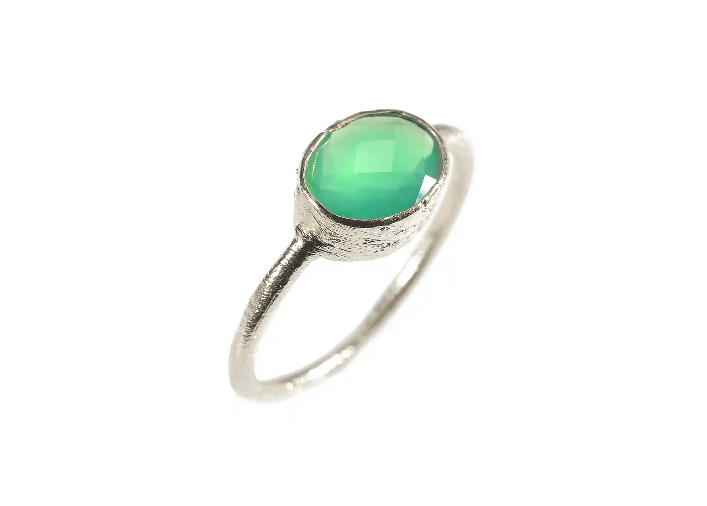 Bague « Drop » argent & pierre vert onyx, sur fond blanc
