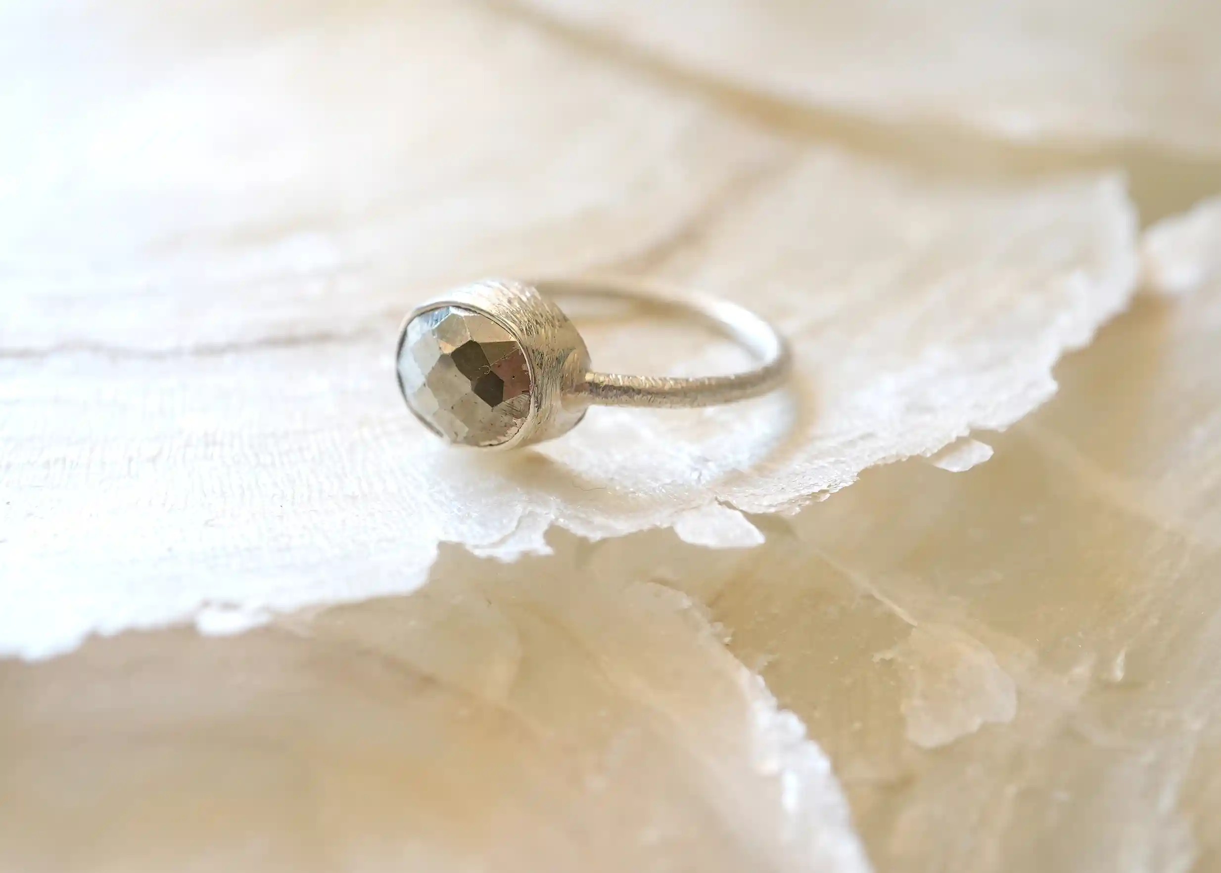 Close-up of the details of the 925 silver Drop ring from the front, Pyrite exposed