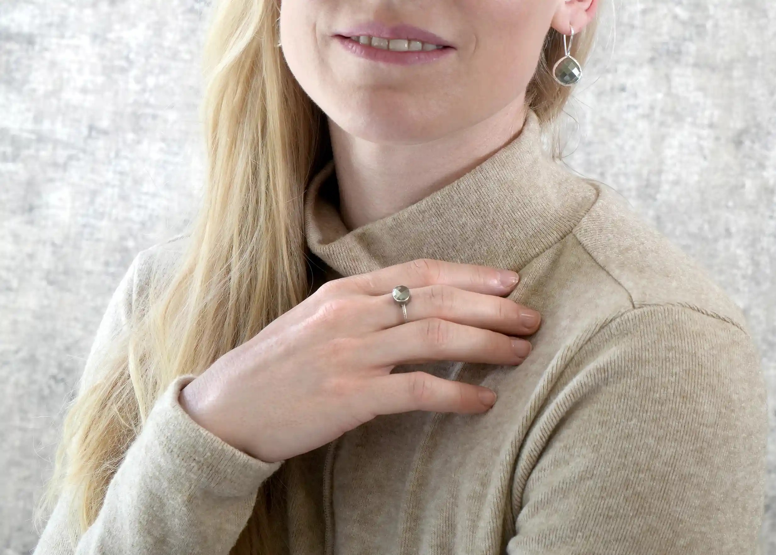 Woman wearing a silver and pyrite ‘Drop’ ring from the Karawan Authentic brand.