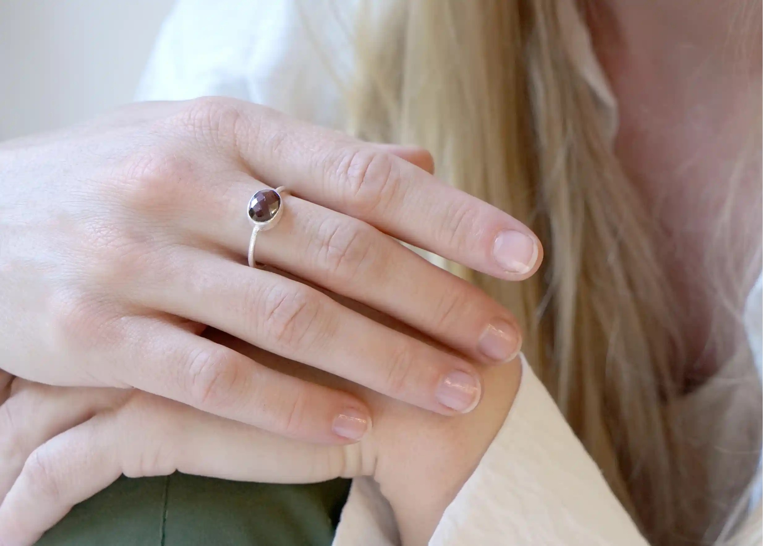 Zoom sur la bague « Drop » argent & pierre quartz fumé, de la marque Karawan authentic