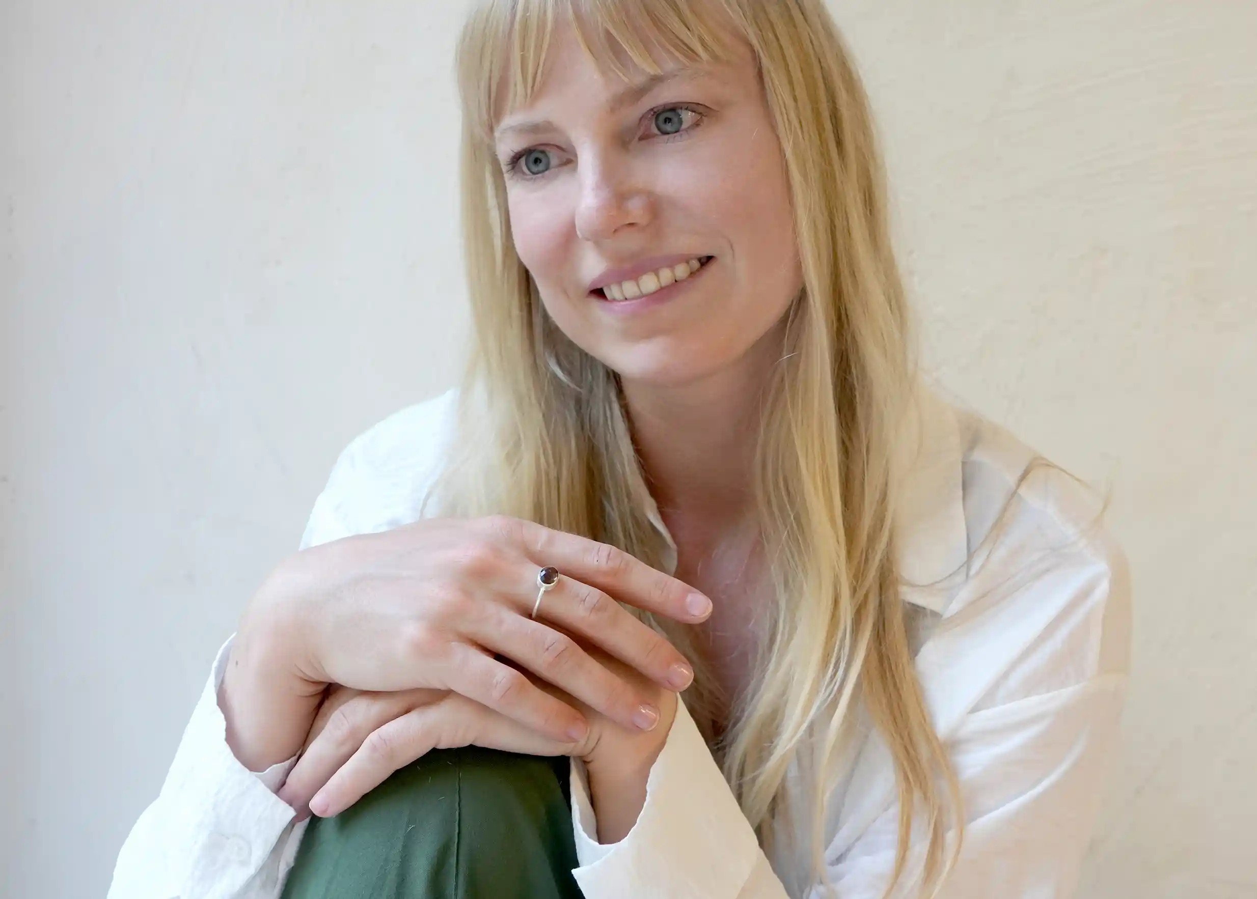 Femme portant une bague « Drop » argent & pierre quartz fumé, collection Yamuna