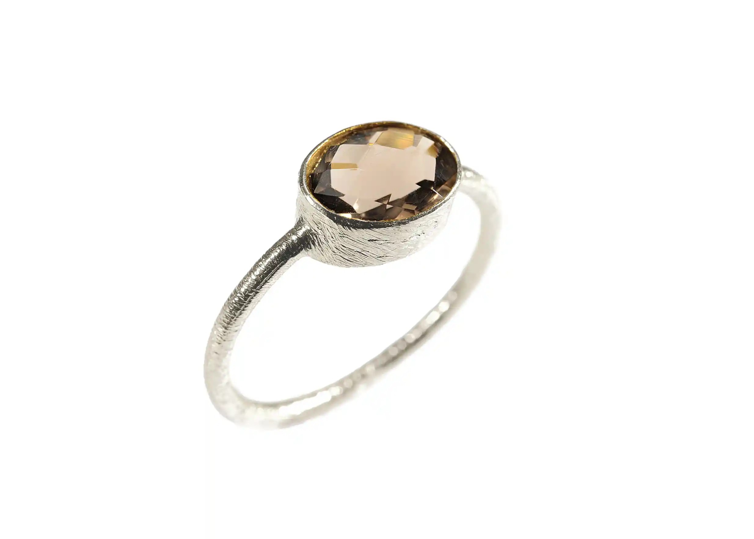 Bague « Drop » argent & pierre quartz fumé, collection Yamuna, sur fond blanc