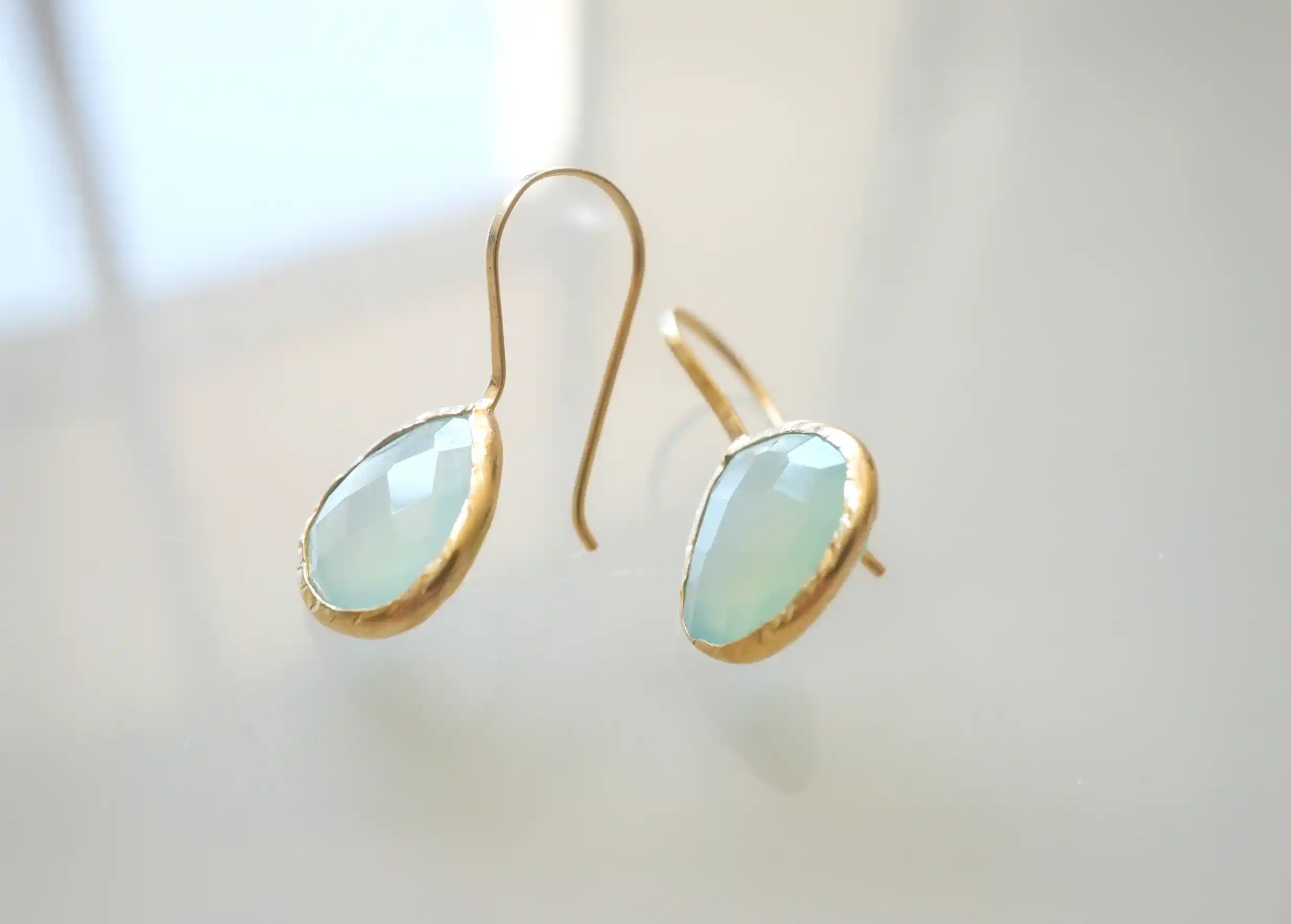 Boucles d’oreilles « Drop » or & pierre calcédoine, avec reflets de lumières