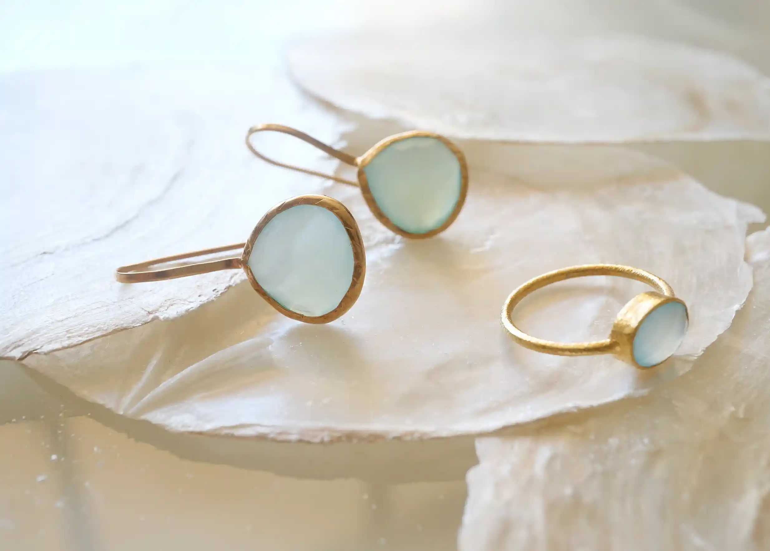 Boucles d’oreilles  et bague « Drop » or & pierre calcédoine, collection Yamuna