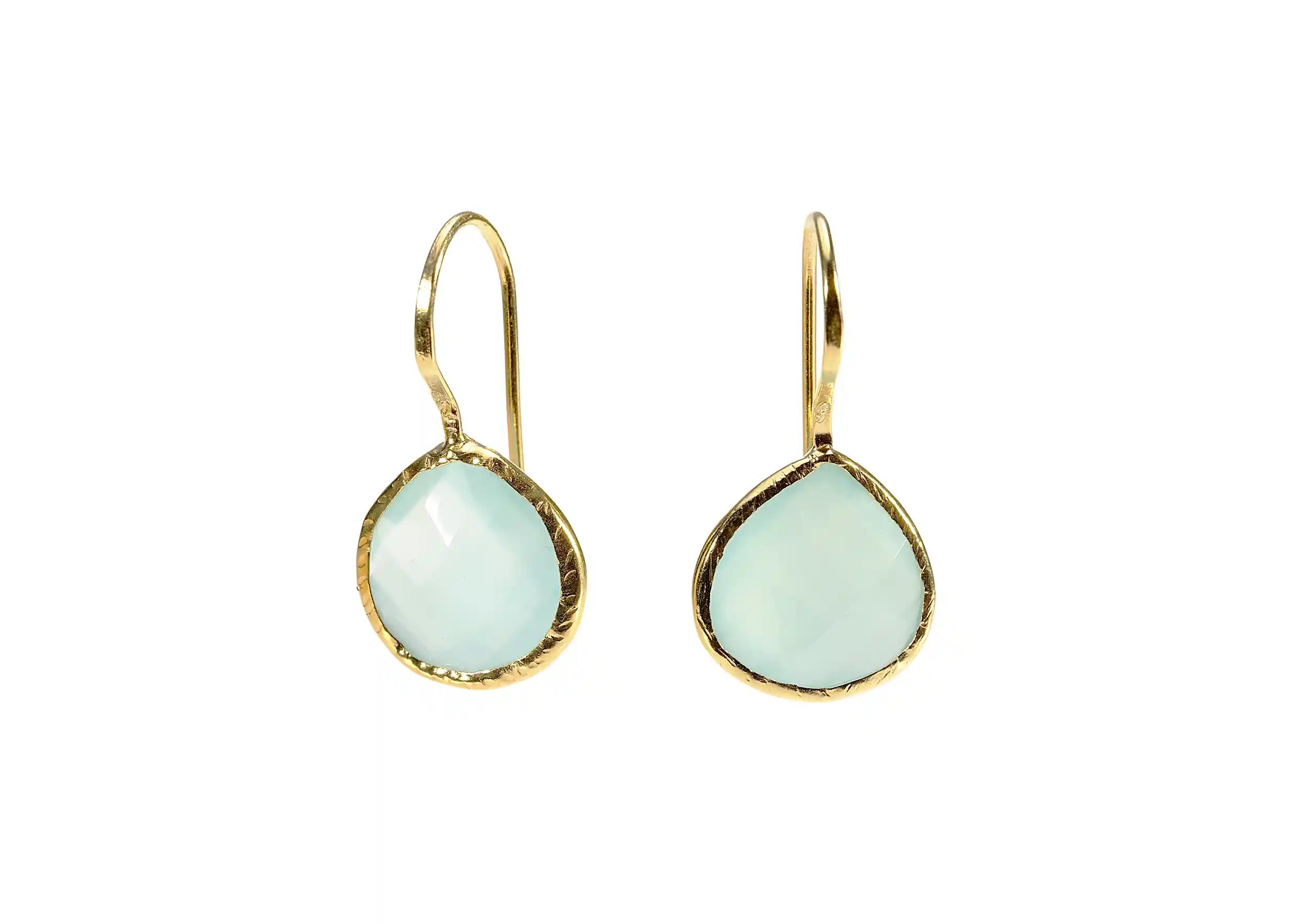 Boucles d'oreilles plaqué or et argent 925 Drop, pierre calcédoine sur fond blanc