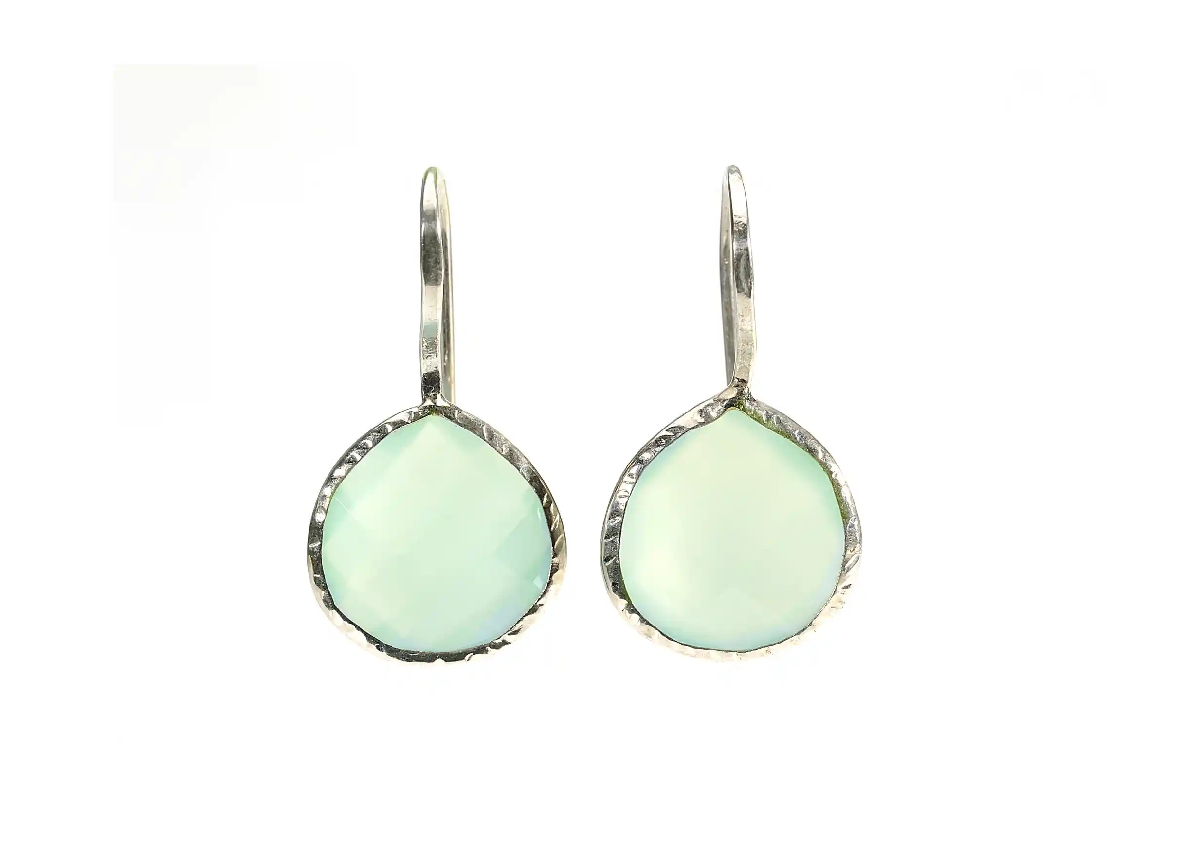 Boucles d’oreilles « Drop » argent & pierre calcedoine, sur fond blanc