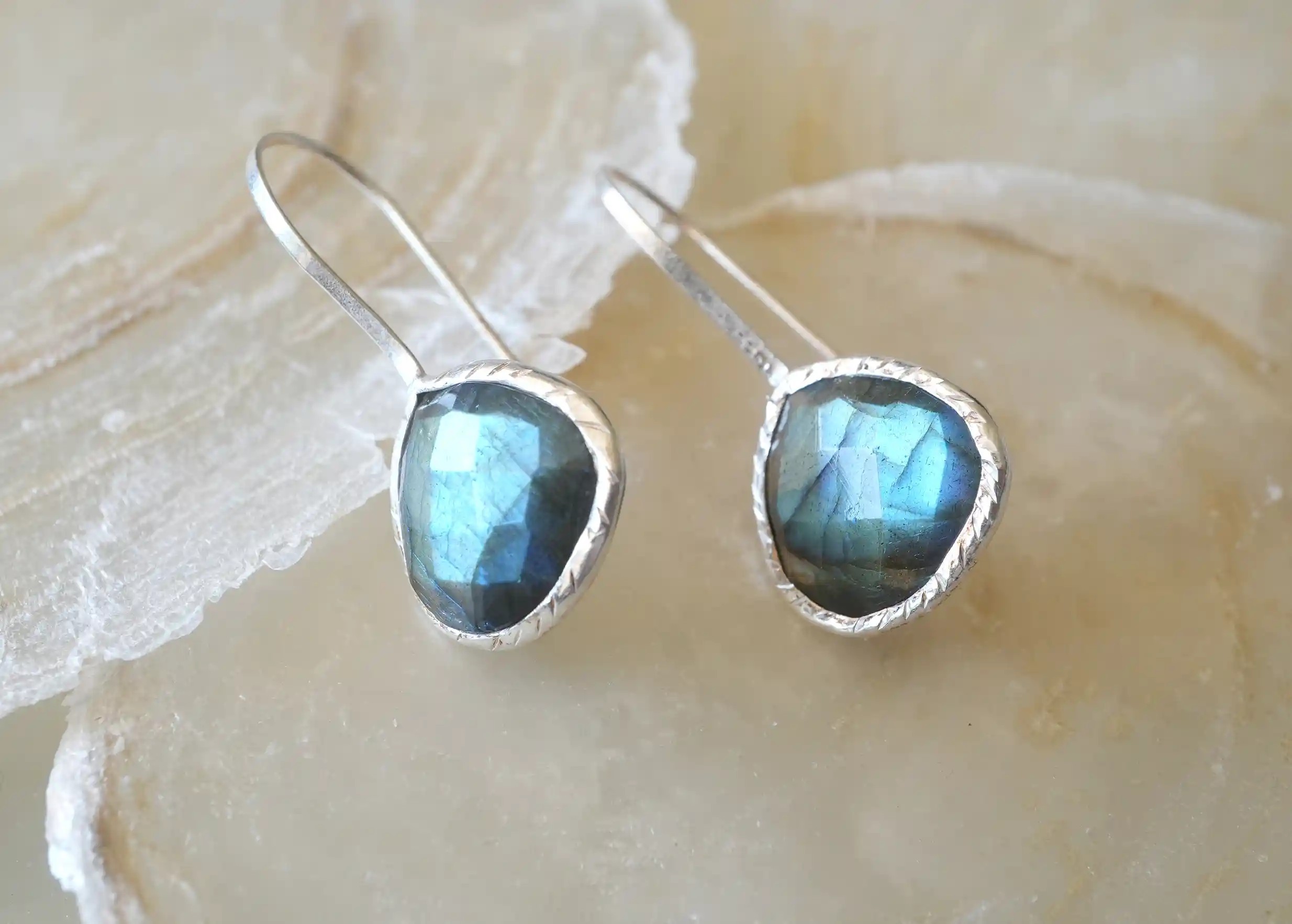 Boucles d’oreilles « Drop » argent avec des reflets sur sa pierre labradorite