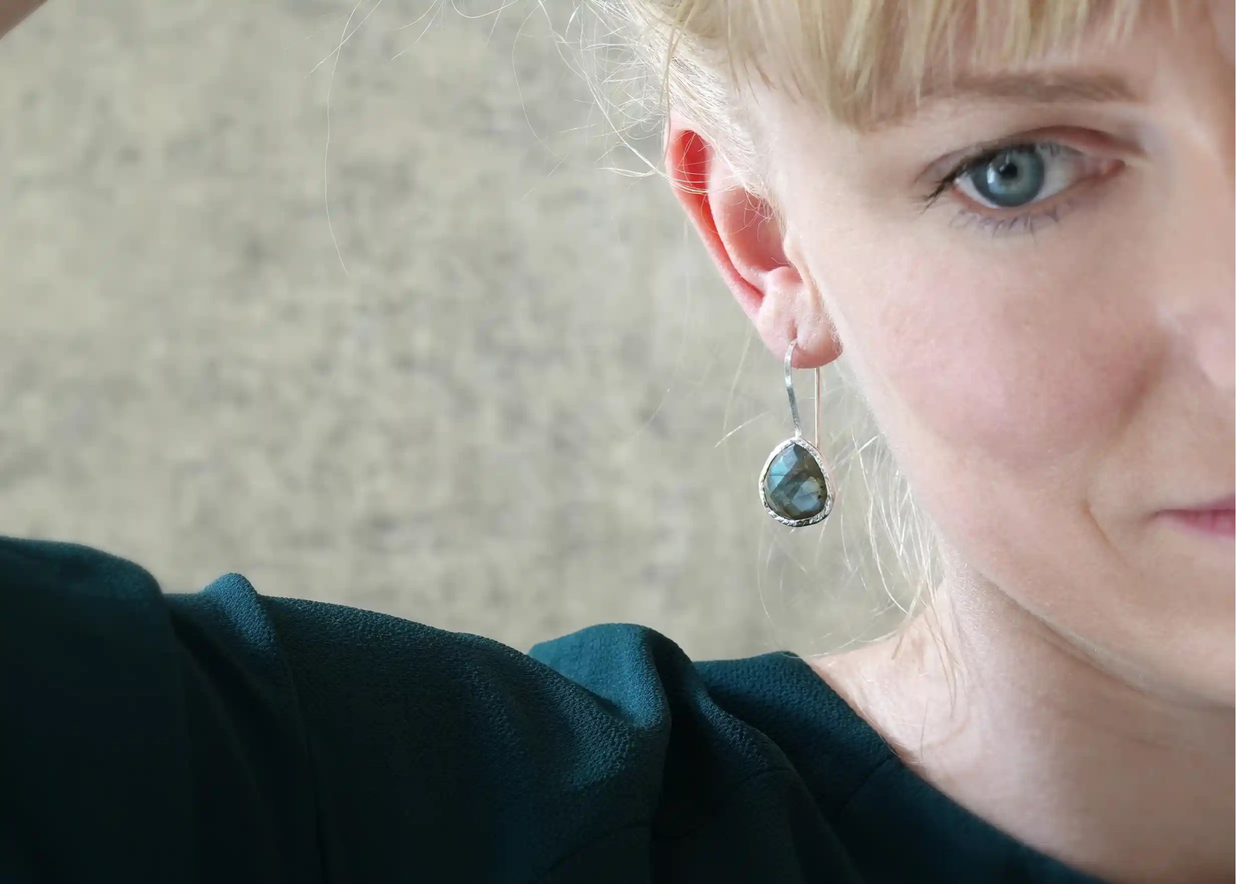 Zoom sur les boucles d’oreilles « Drop » argent & pierre labradorite, collection Yamuna