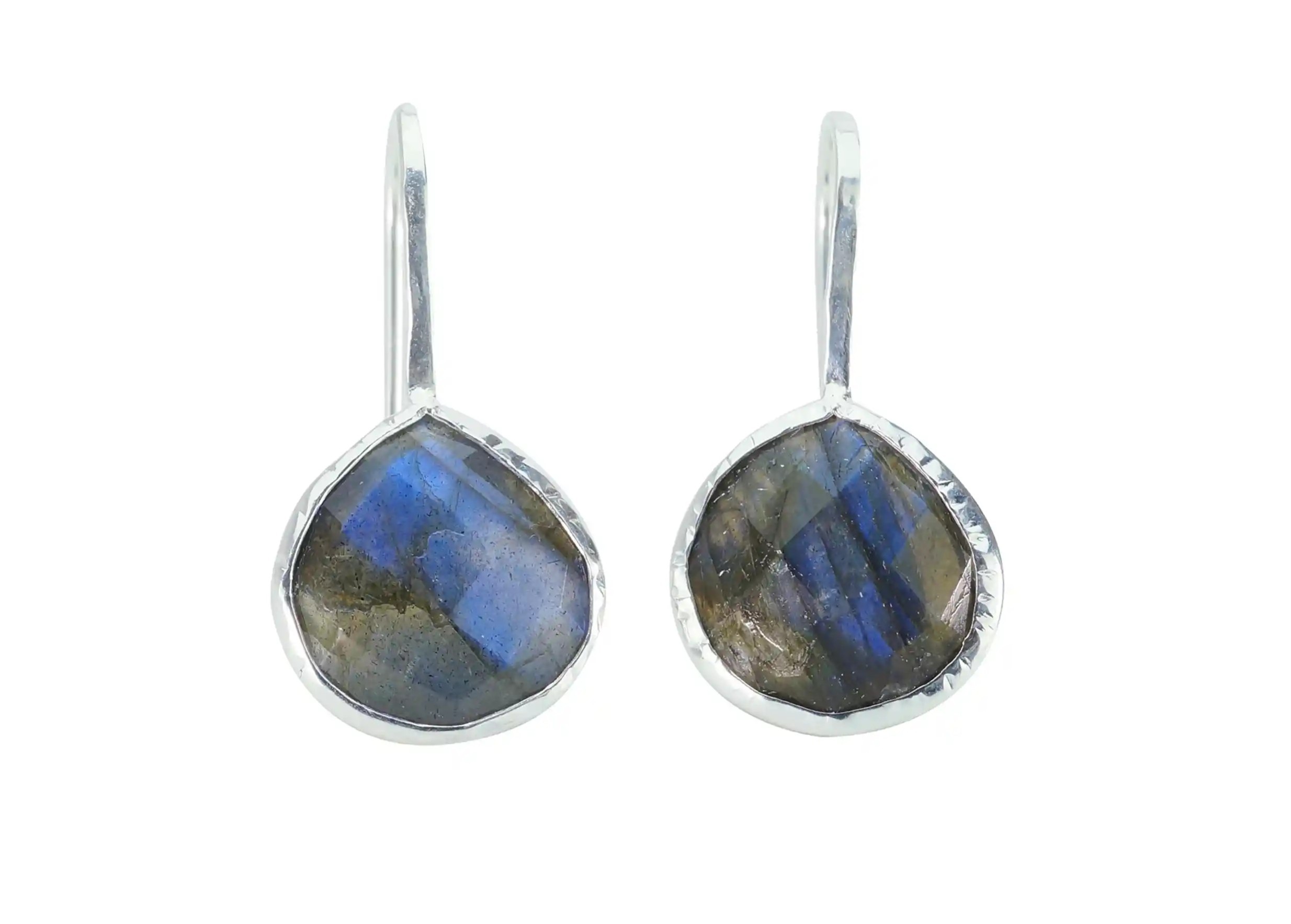 Boucles d’oreilles « Drop » argent & pierre labradorite, photo prise sur fond blanc