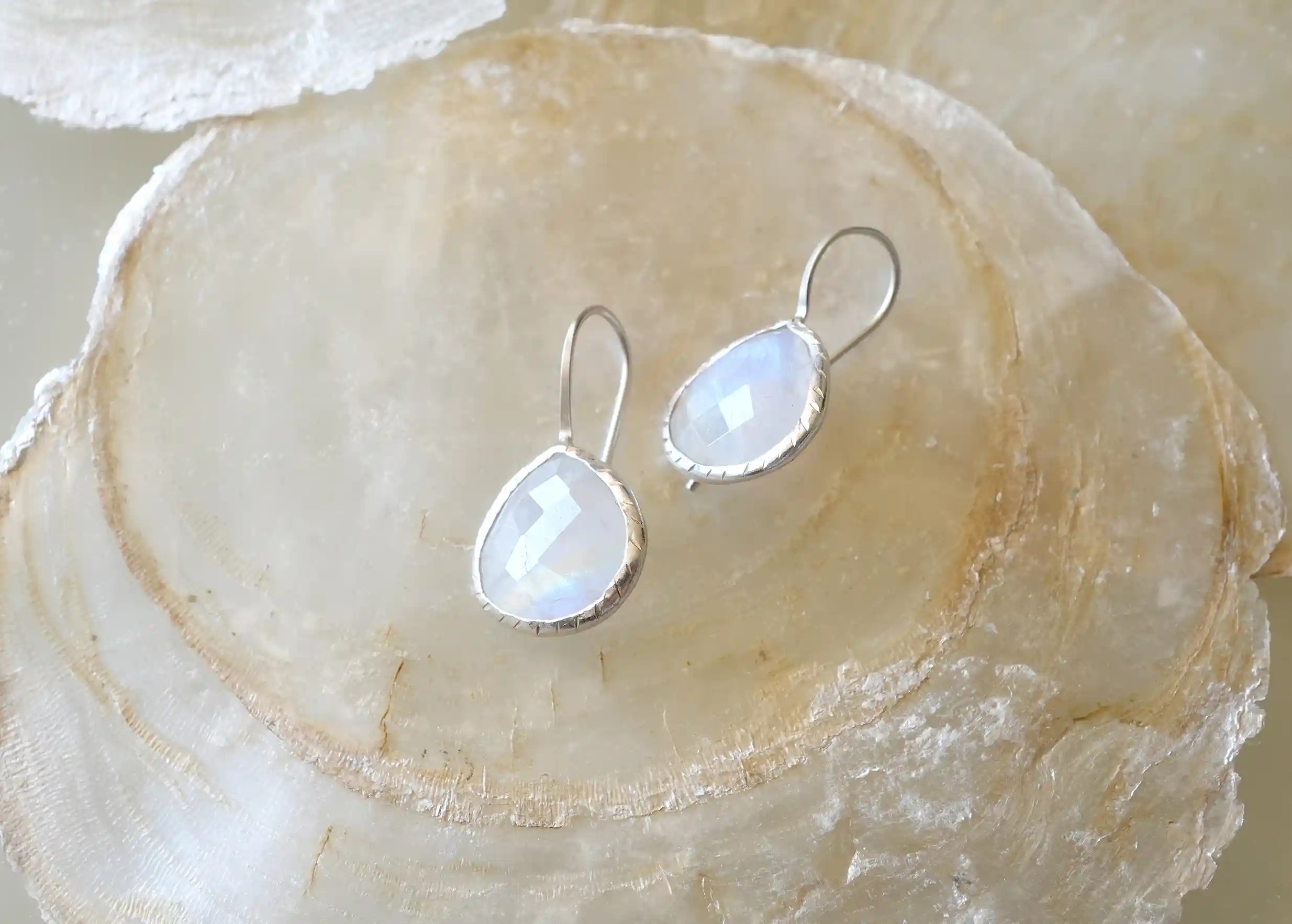 Focus sur les reflets des boucles d’oreilles « Drop » argent & pierre de lune, collection Yamuna