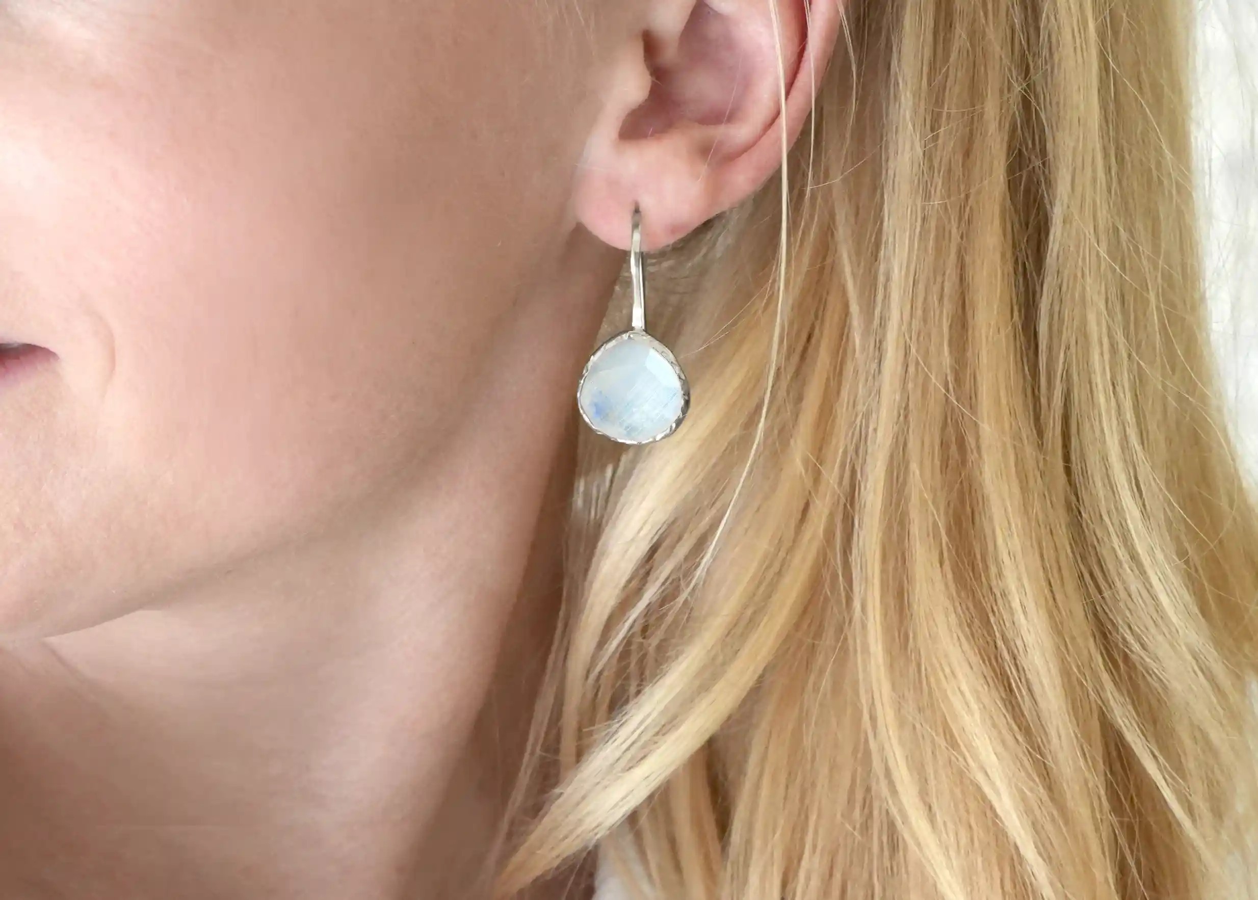 Zoom sur les boucles d’oreilles « Drop » argent & pierre de lune, collection Yamuna