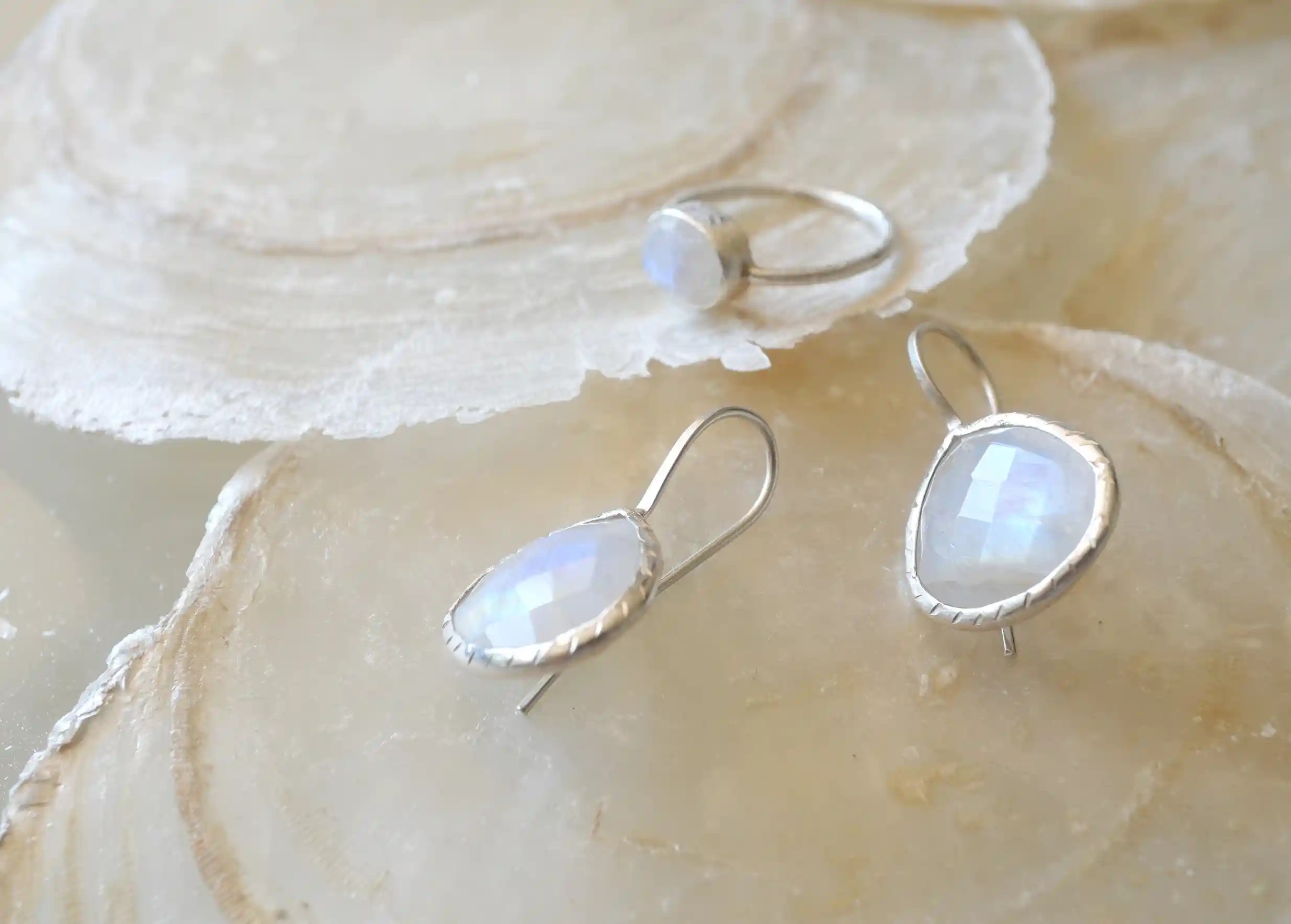 Bague et boucles d’oreilles « Drop » argent & pierre de lune, collection Yamuna