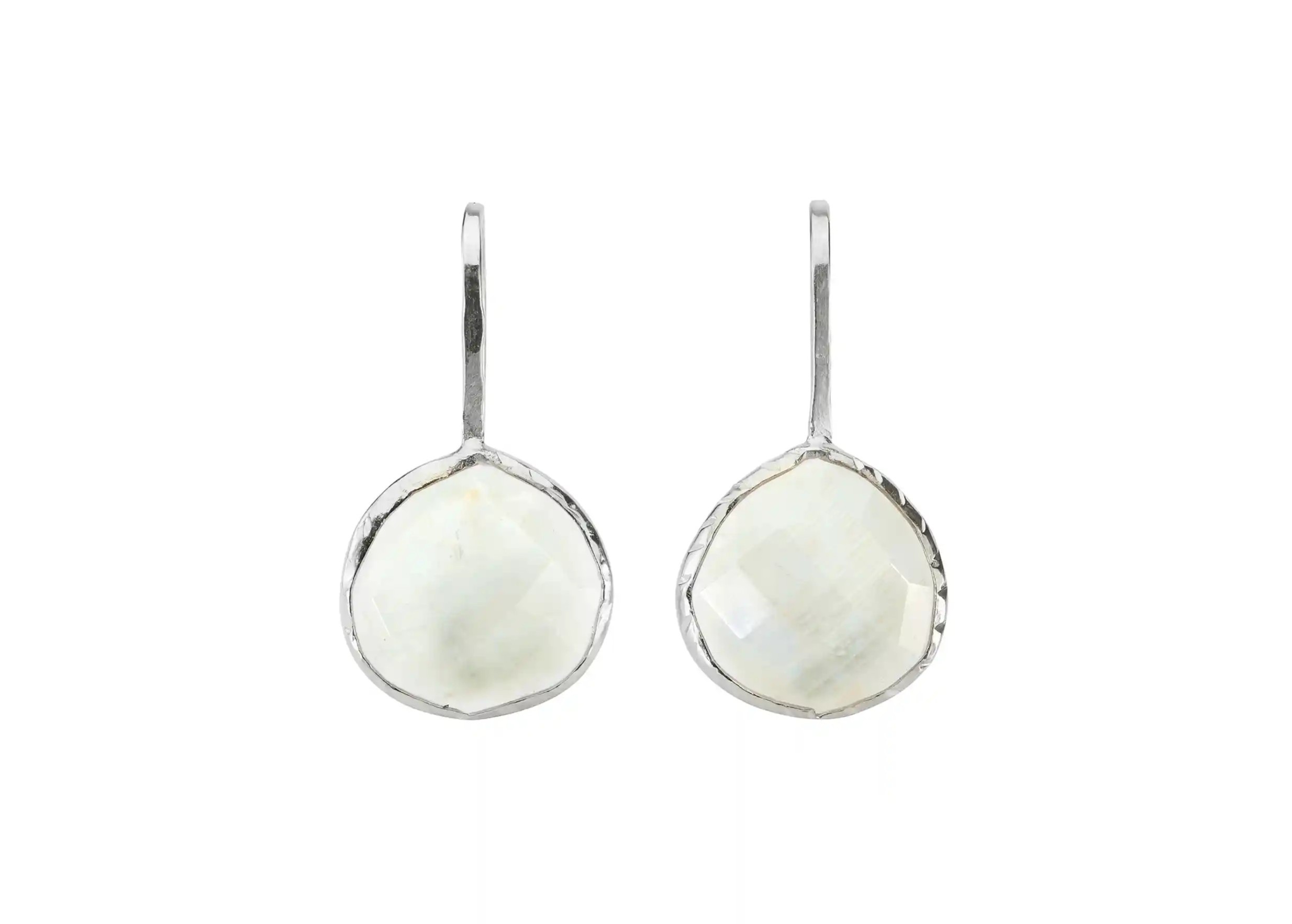 Boucles d’oreilles « Drop » argent & pierre de lune, photo prise sur fond blanc