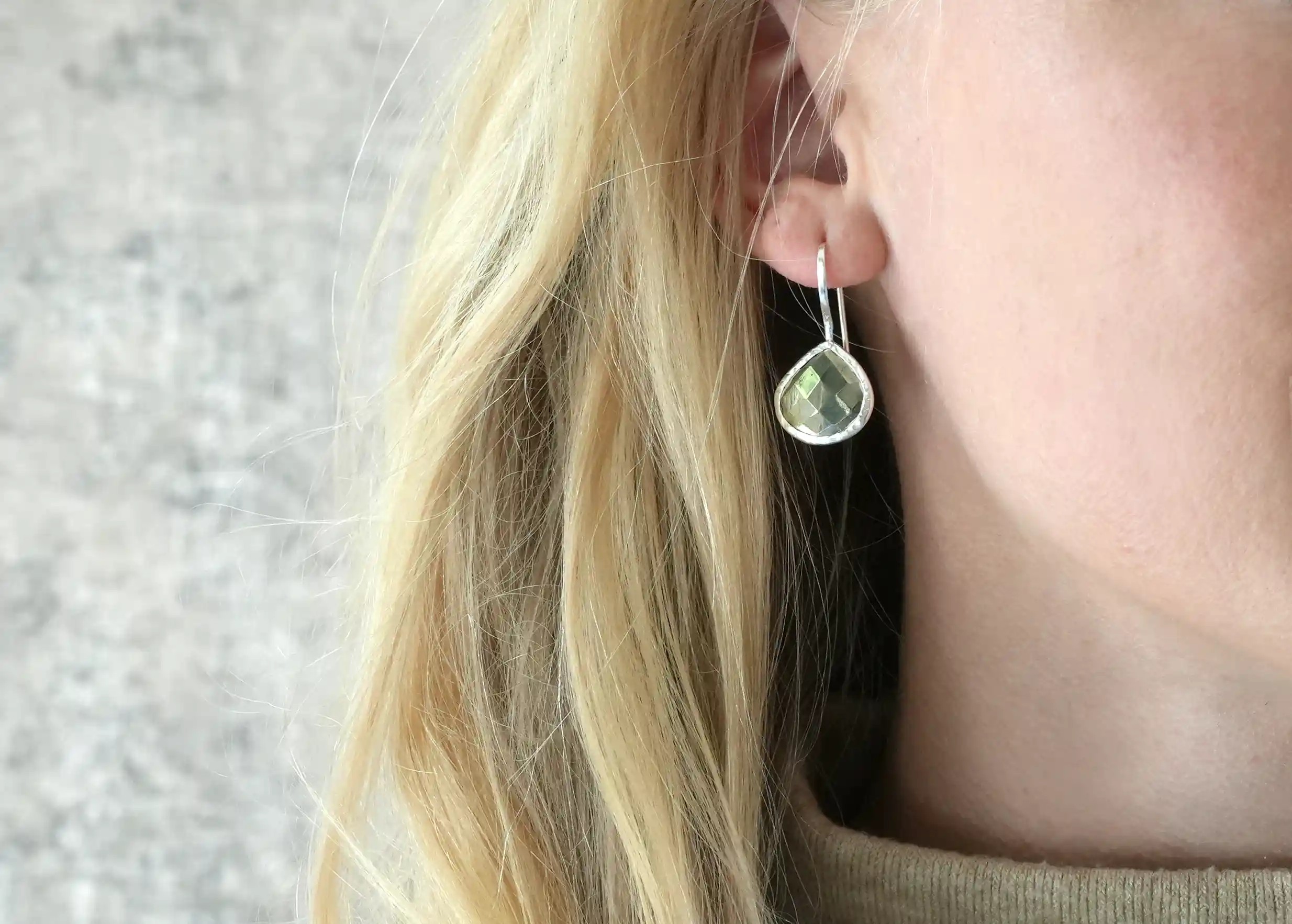 Zoom sur les boucles d’oreilles « Drop » argent & pierre pyrite, collection Yamuna