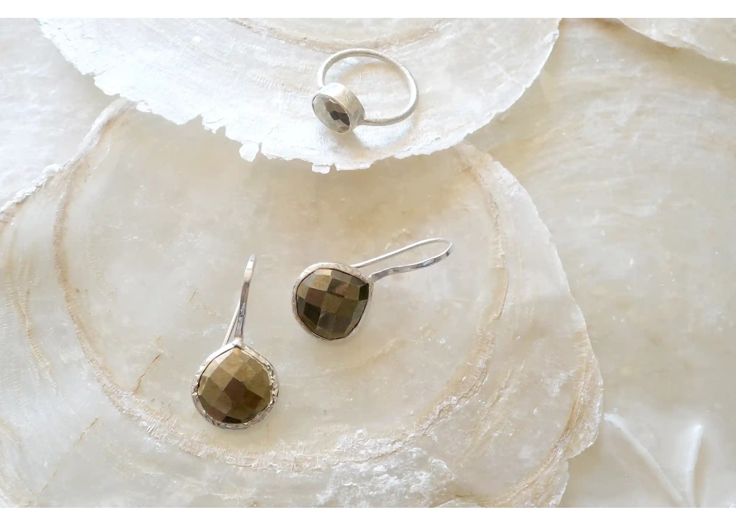 Bague et boucles d’oreilles « Drop » argent & pierre pyrite, collection Yamuna