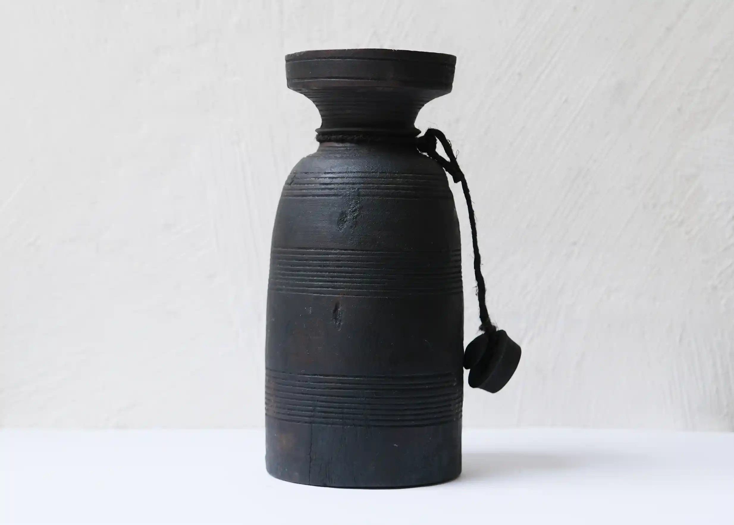 Pot en bois, à beurre de Yak de l'Himalaya modèle n°1, de la marque Karawan authentic, avec bouchon et photo sur fond blanc