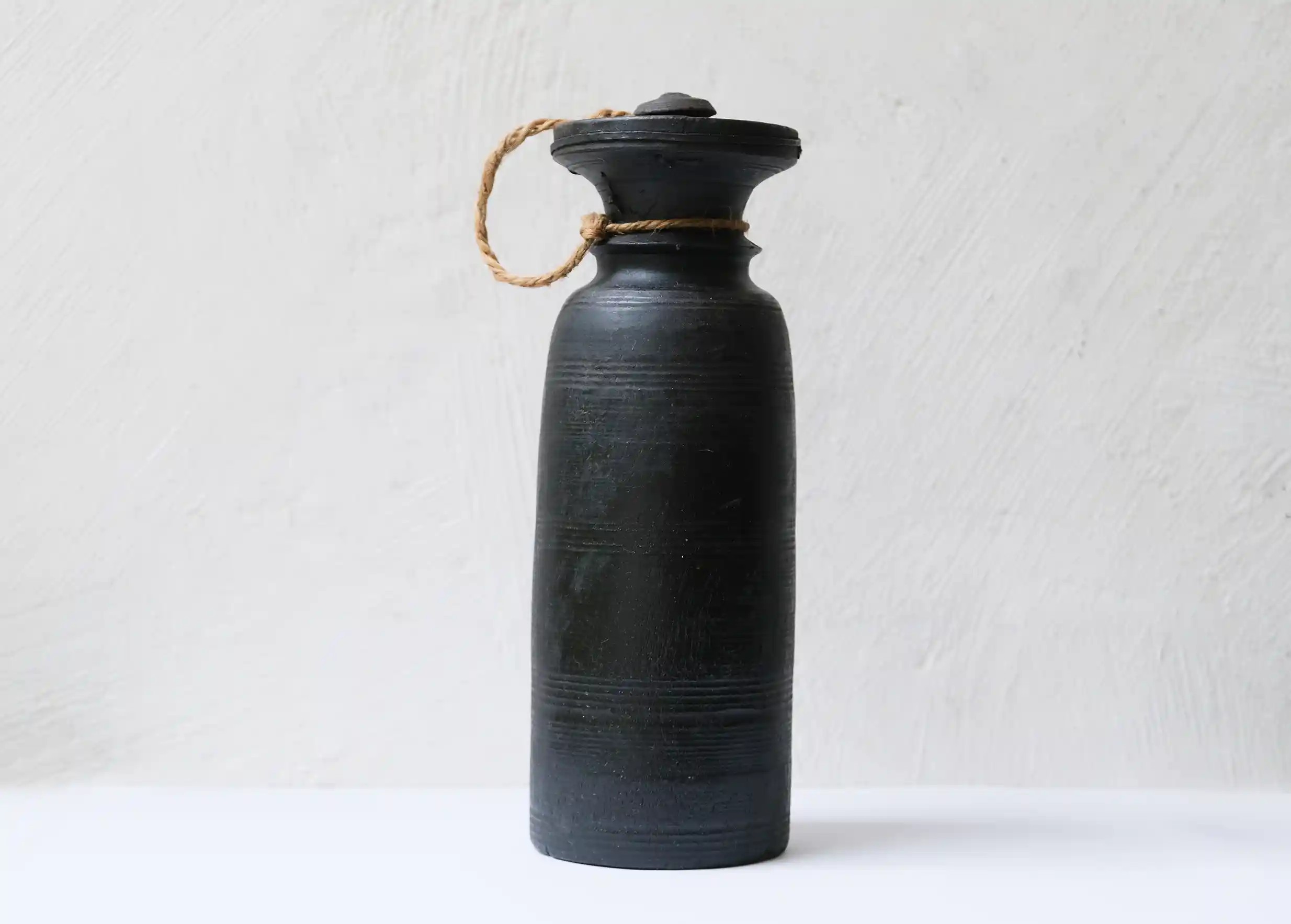 Pot en bois, à beurre de Yak de l'Himalaya modèle n°2, photo prise sur fond blanc