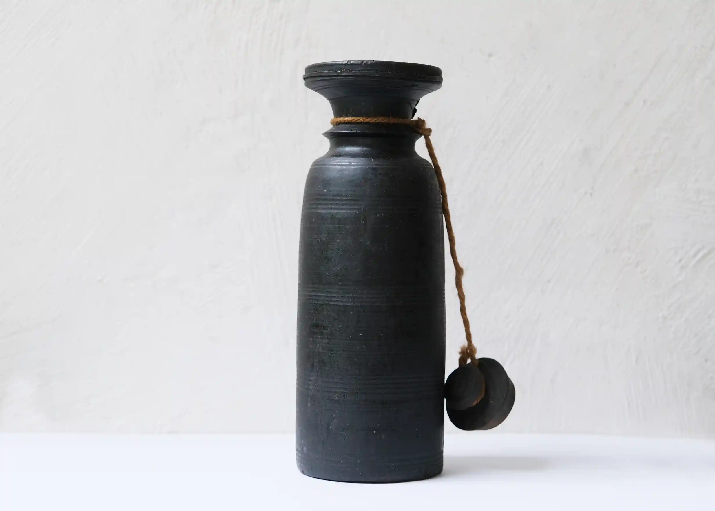 Pot en bois avec pot, à beurre de Yak de l'Himalaya modèle n°2, photo prise sur fond blanc
