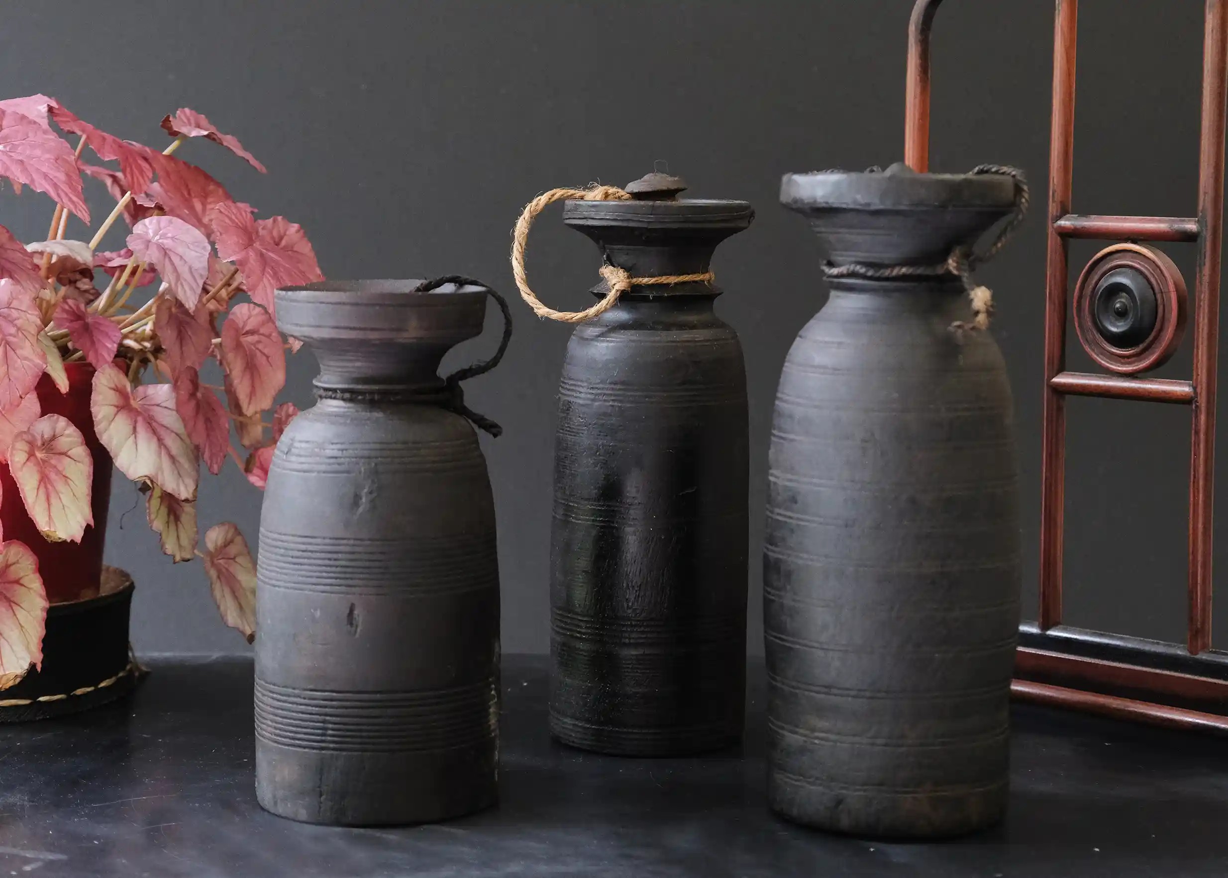 3 Pots en bois, à beurre de Yak de l'Himalaya, photo prise sur fond sombre
