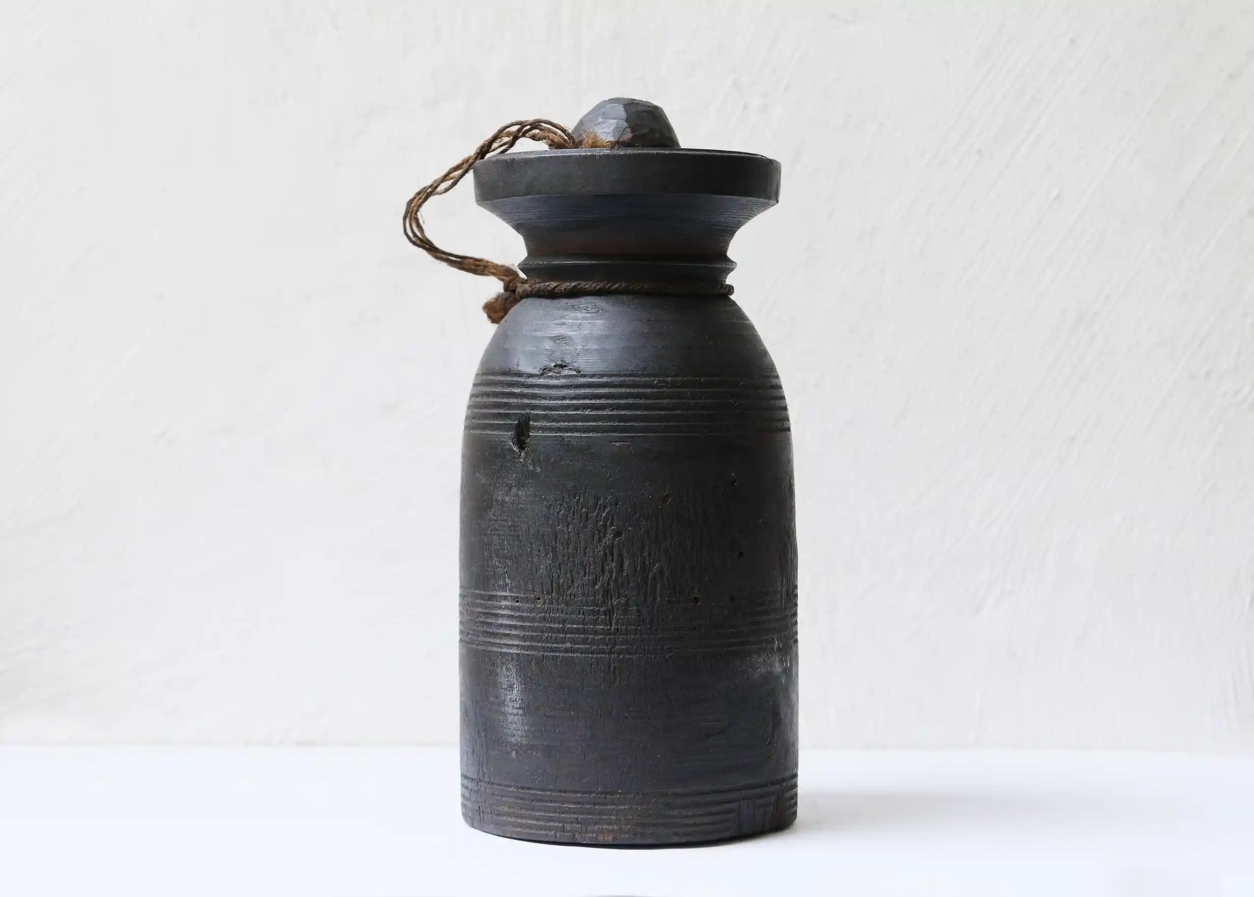 Pot en bois, à beurre de Yak de l'Himalaya modèle n°8, photo prise sur fond clair