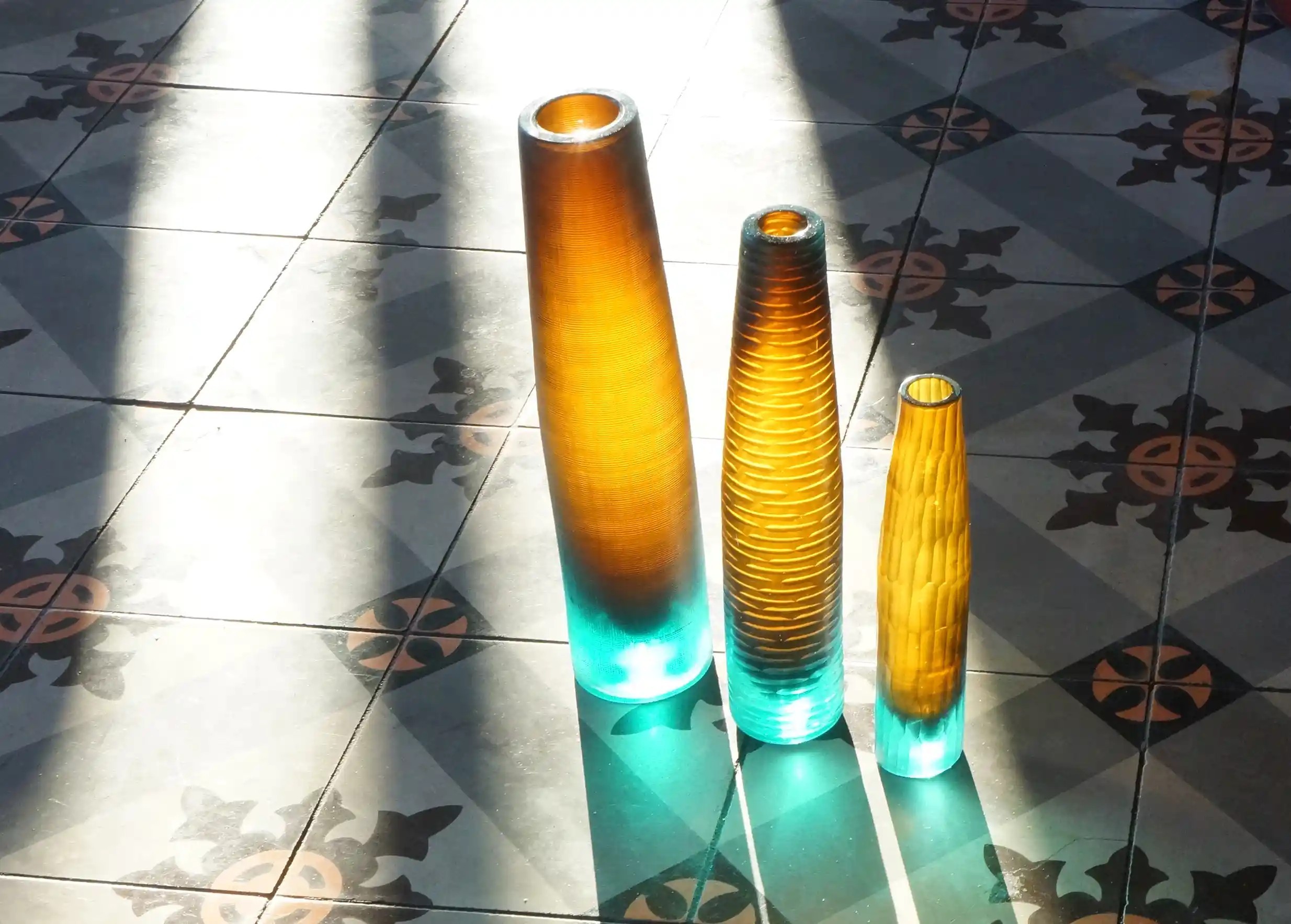 Ensemble de vase bicolore turquoise et ambre en verre recyclé au sol, soufflé à la bouche, collection Flower