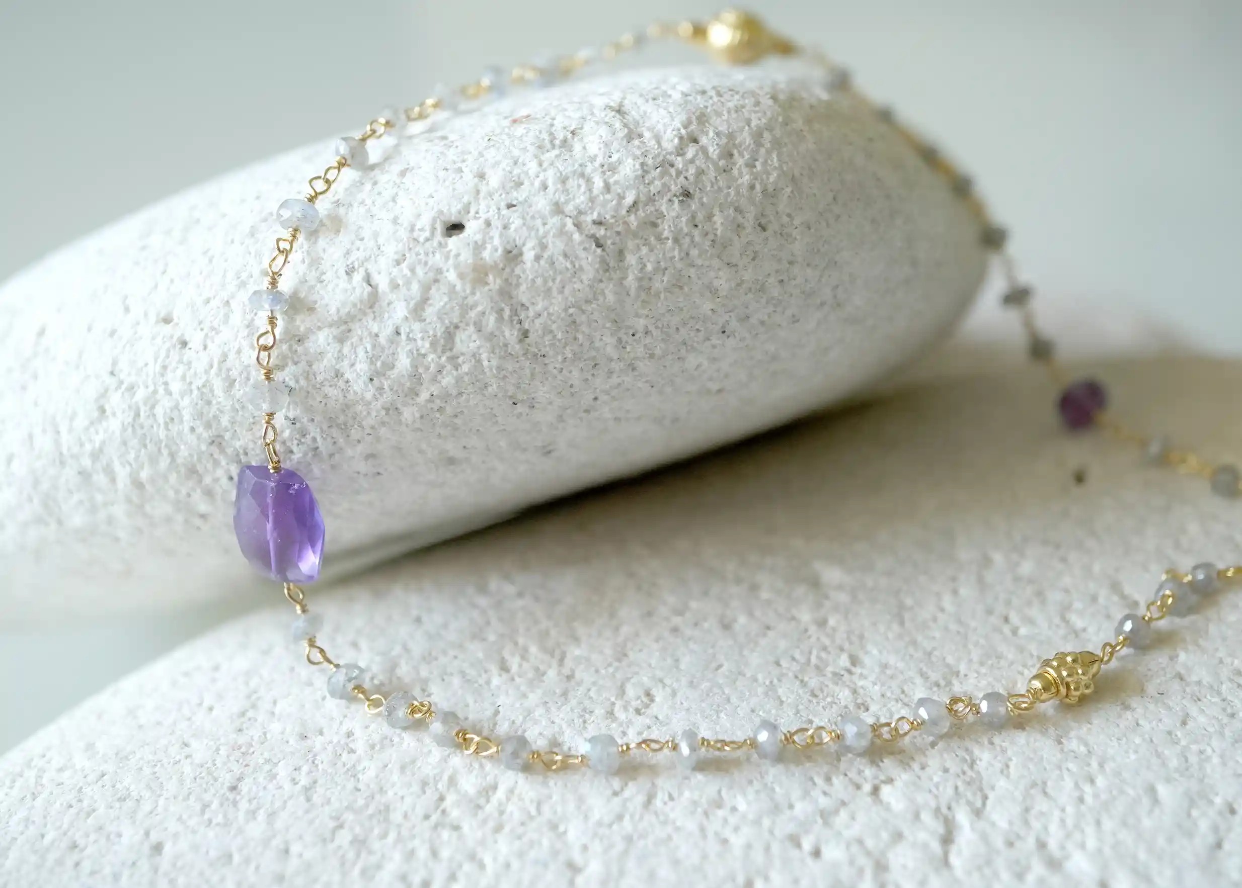 Zoom sur les pierres du collier « Ani » Or & pierres d'améthyste et labradorite, collection Yamuna