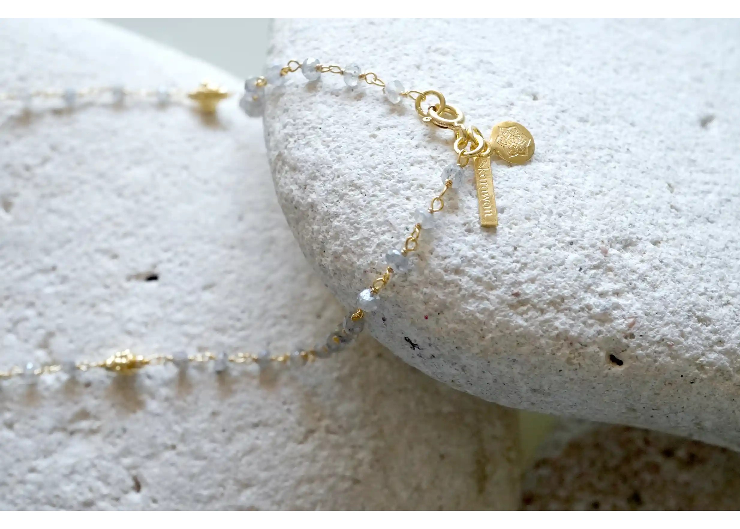 Zoom sur les details du collier « Ani » Or & pierres d'améthyste et labradorite, collection Yamuna