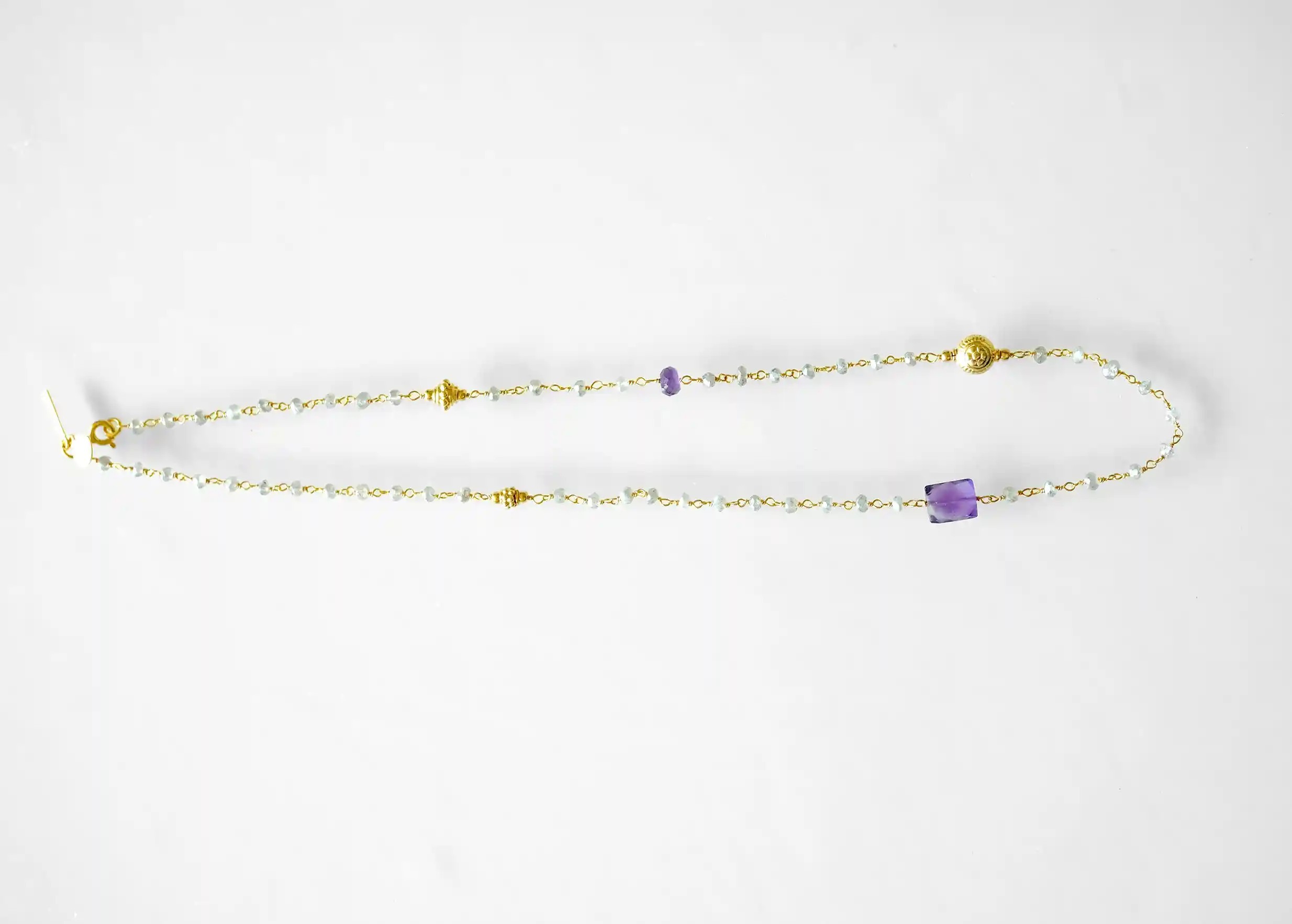 Collier « Ani » Or & pierres d'améthyste et labradorite, sur fond blanc