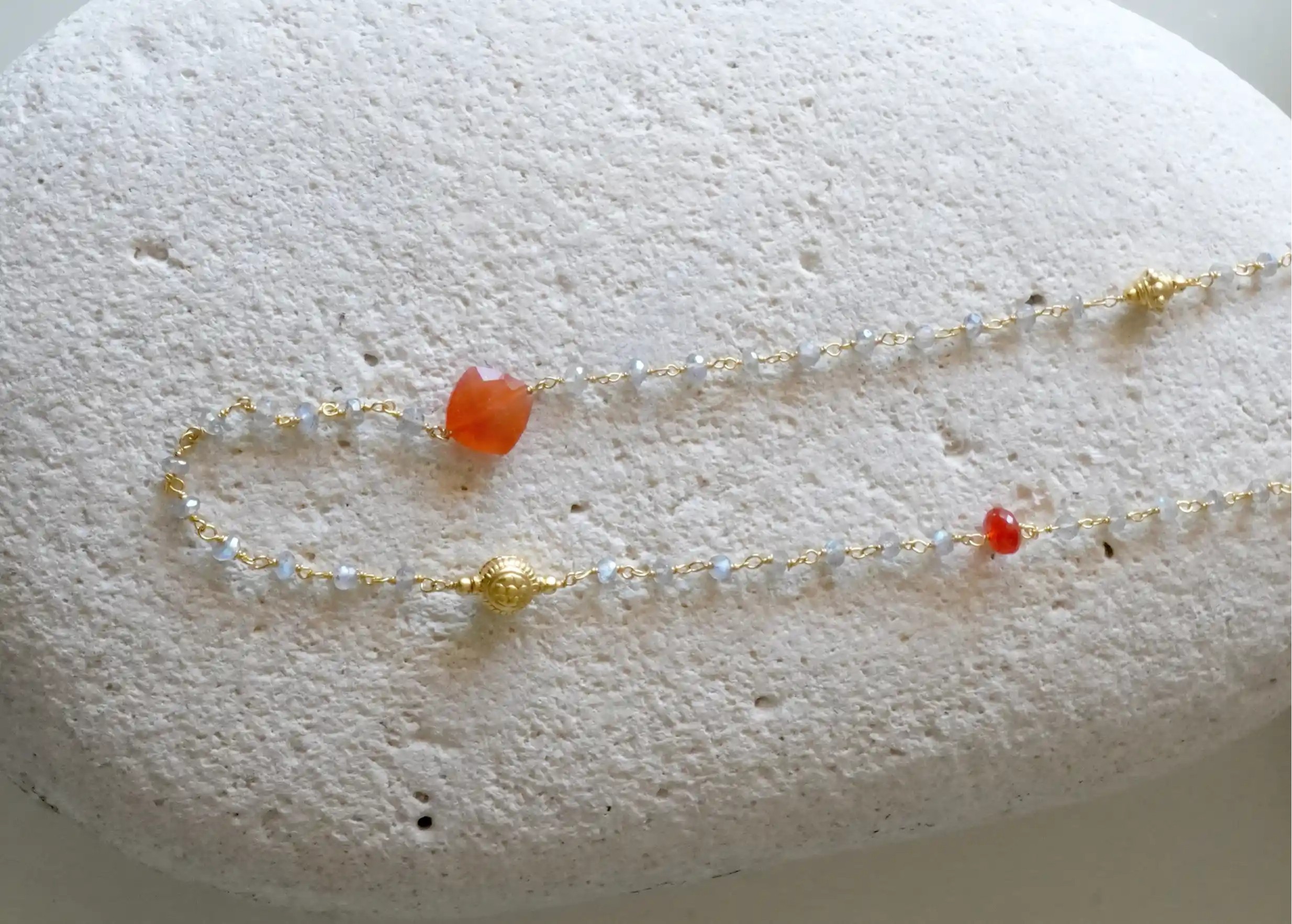 Zoom sur les details du collier « Ani » Or & pierres de cornaline et labradorite, collection Yamuna