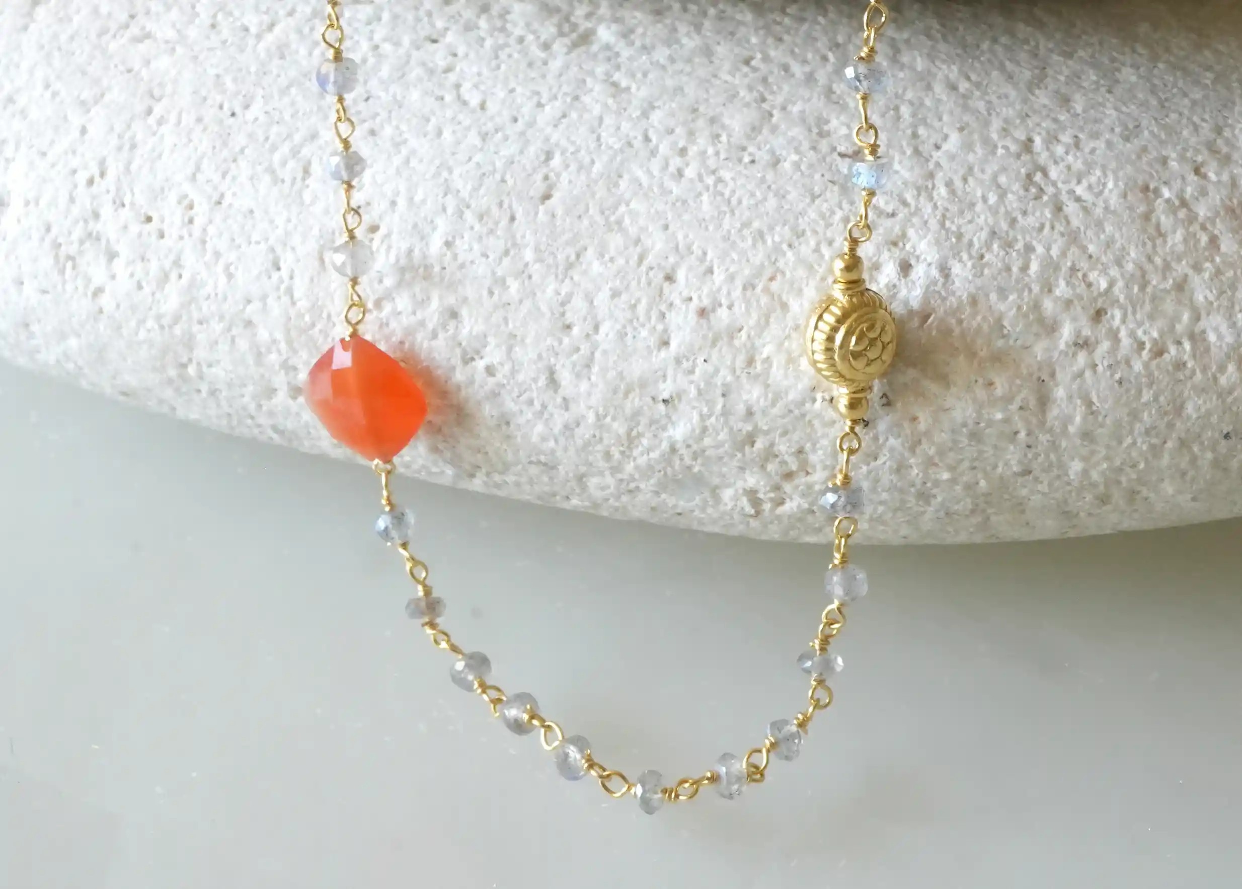 Zoom sur la pierre du collier « Ani » Or & pierres de cornaline et labradorite, collection Yamuna