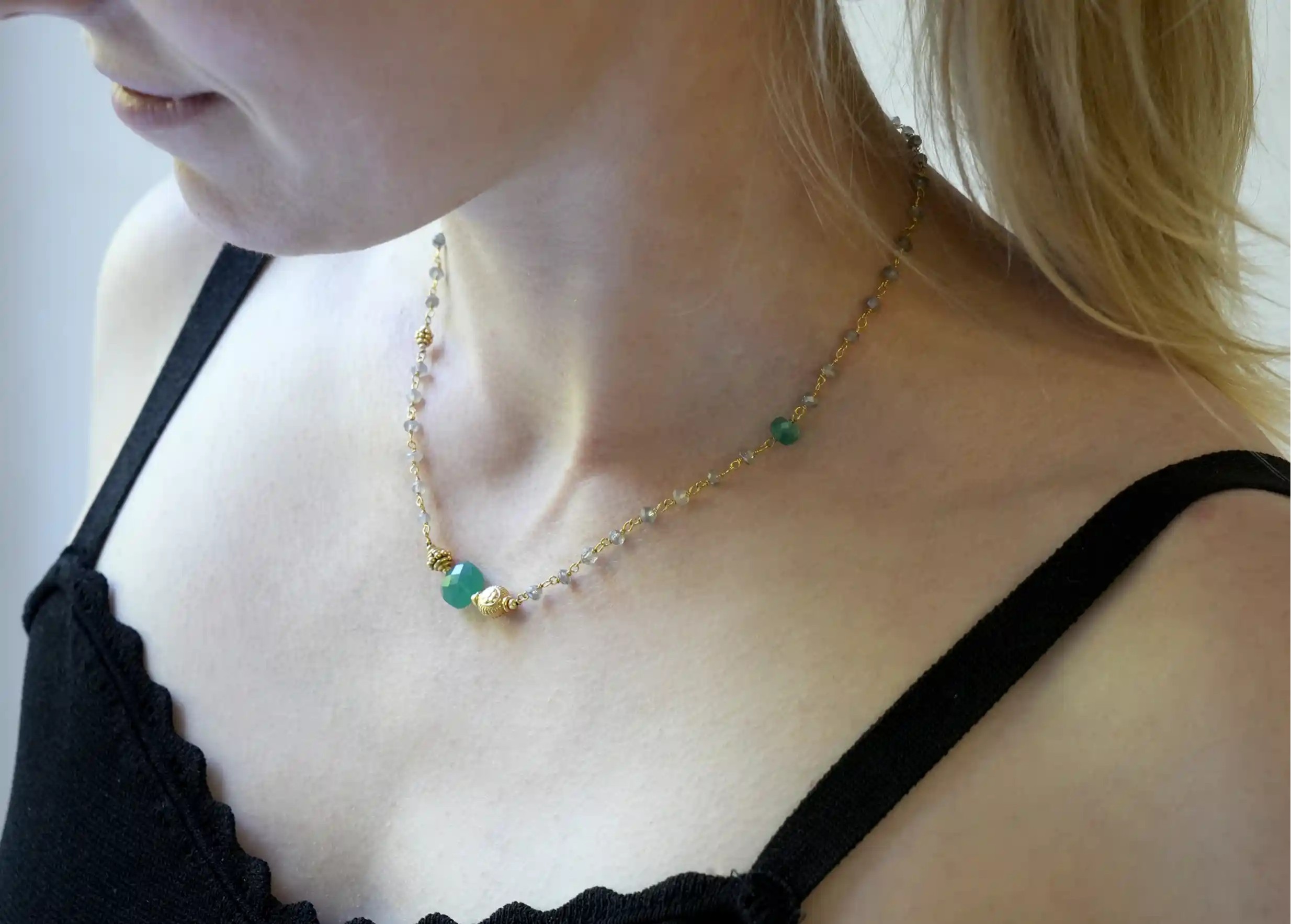 Collier « Ani » Or & pierres d’onyx vert et labradorite, porté par une femme