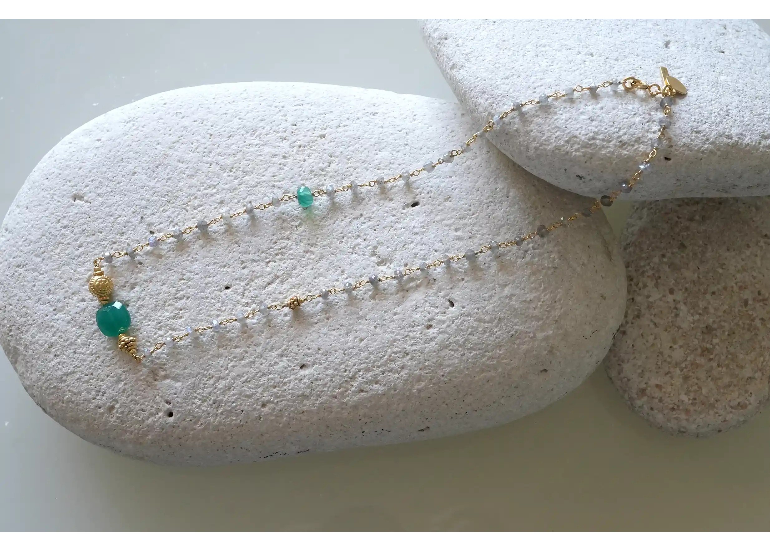 Collier « Ani » Or & pierres d’onyx vert et labradorite, collection Yamuna