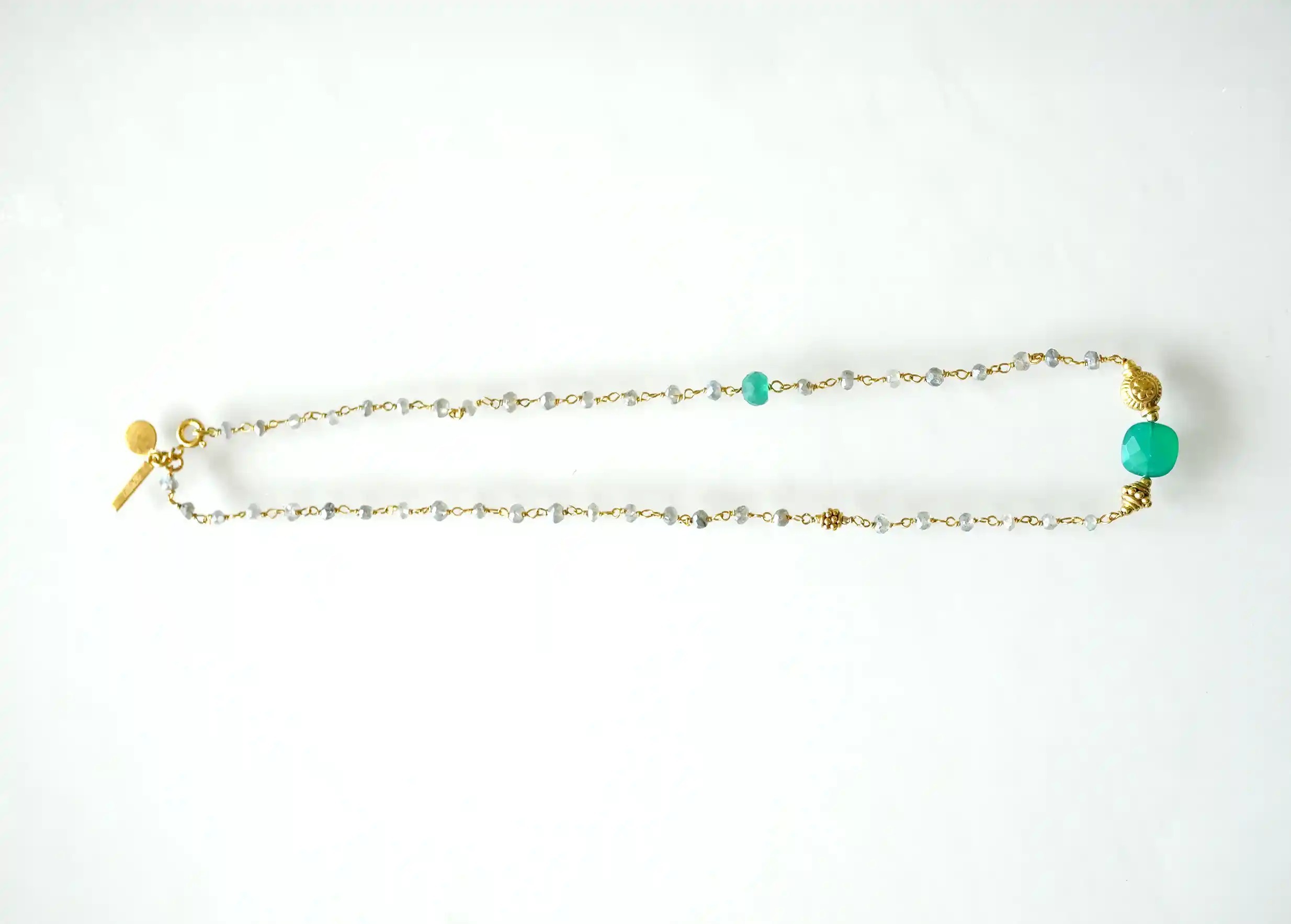 Collier « Ani » Or & pierres d’onyx vert et labradorite, photo prise sur fond blanc
