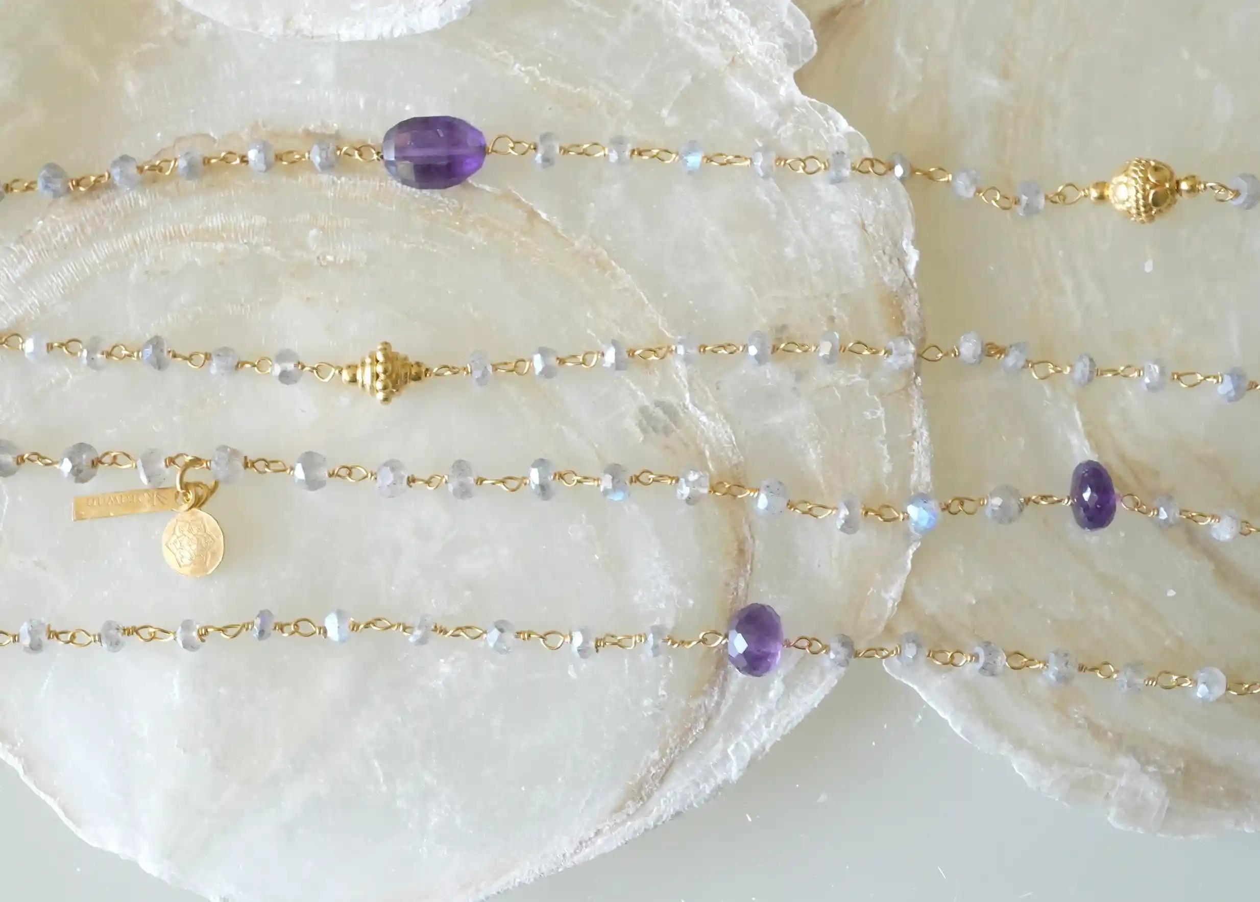 Zoom in on the reflections of the 925 silver Ani necklace, Labradorite and Amethyst