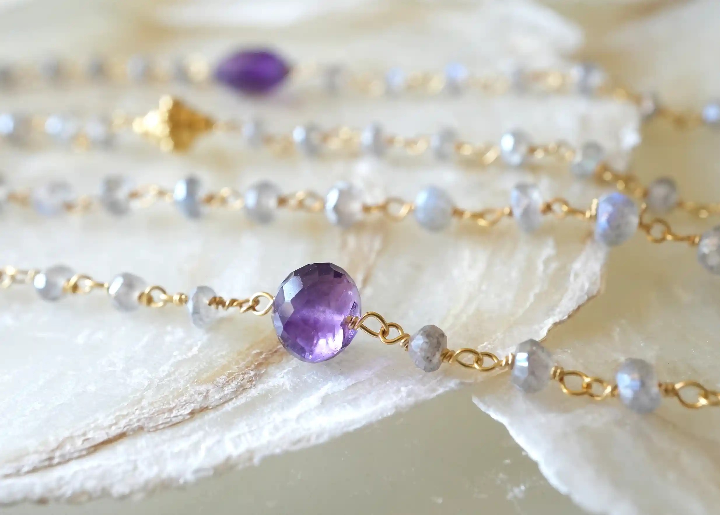 Zoom in on the details of the 925 silver Ani necklace with Labradorite and Amethyst