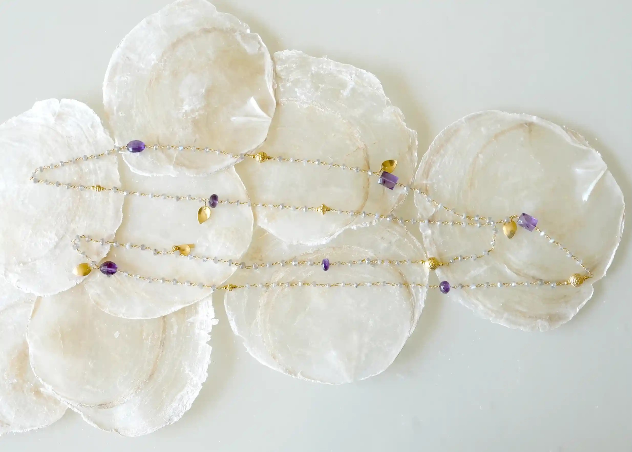 Zoom sur le sautoir en argent 925 Ani, Labradorite et Amethyst, collection Yamuna