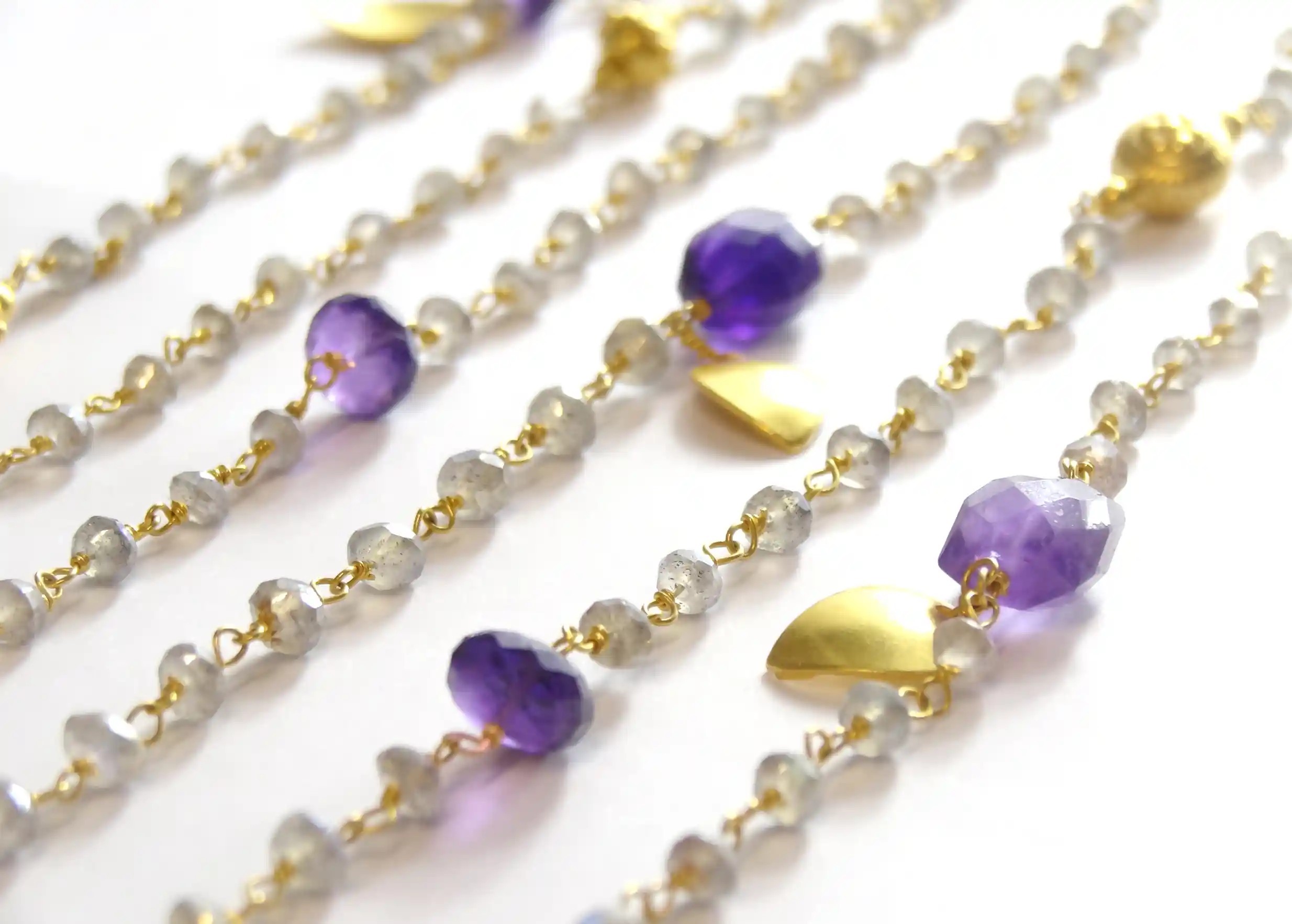 Sautoir en argent 925 Ani, Labradorite et Amethyst sur fond blanc