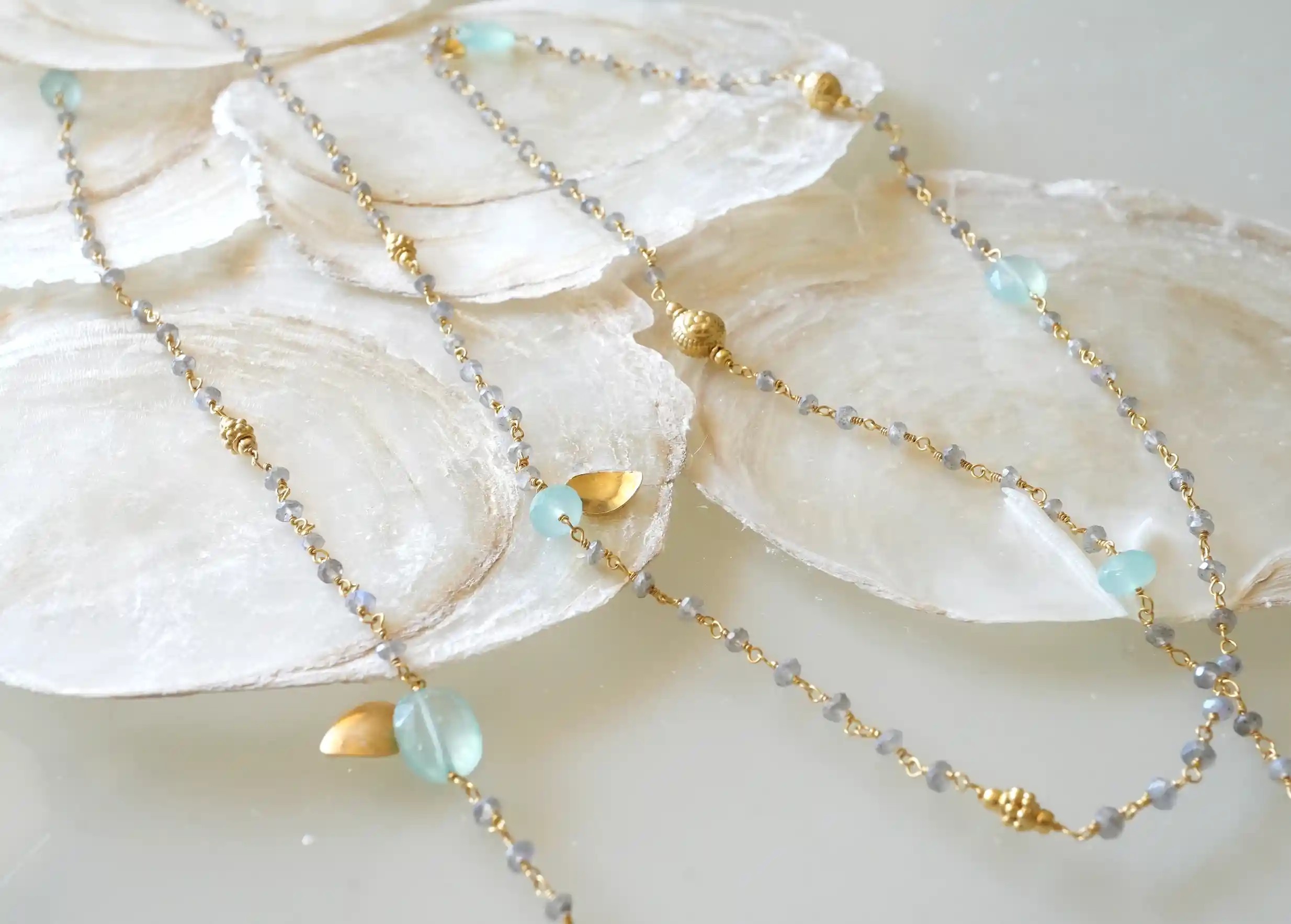 Zoom sur les details du sautoir « Ani » Or & pierres de calcédoine et labradorite, collection Yamuna