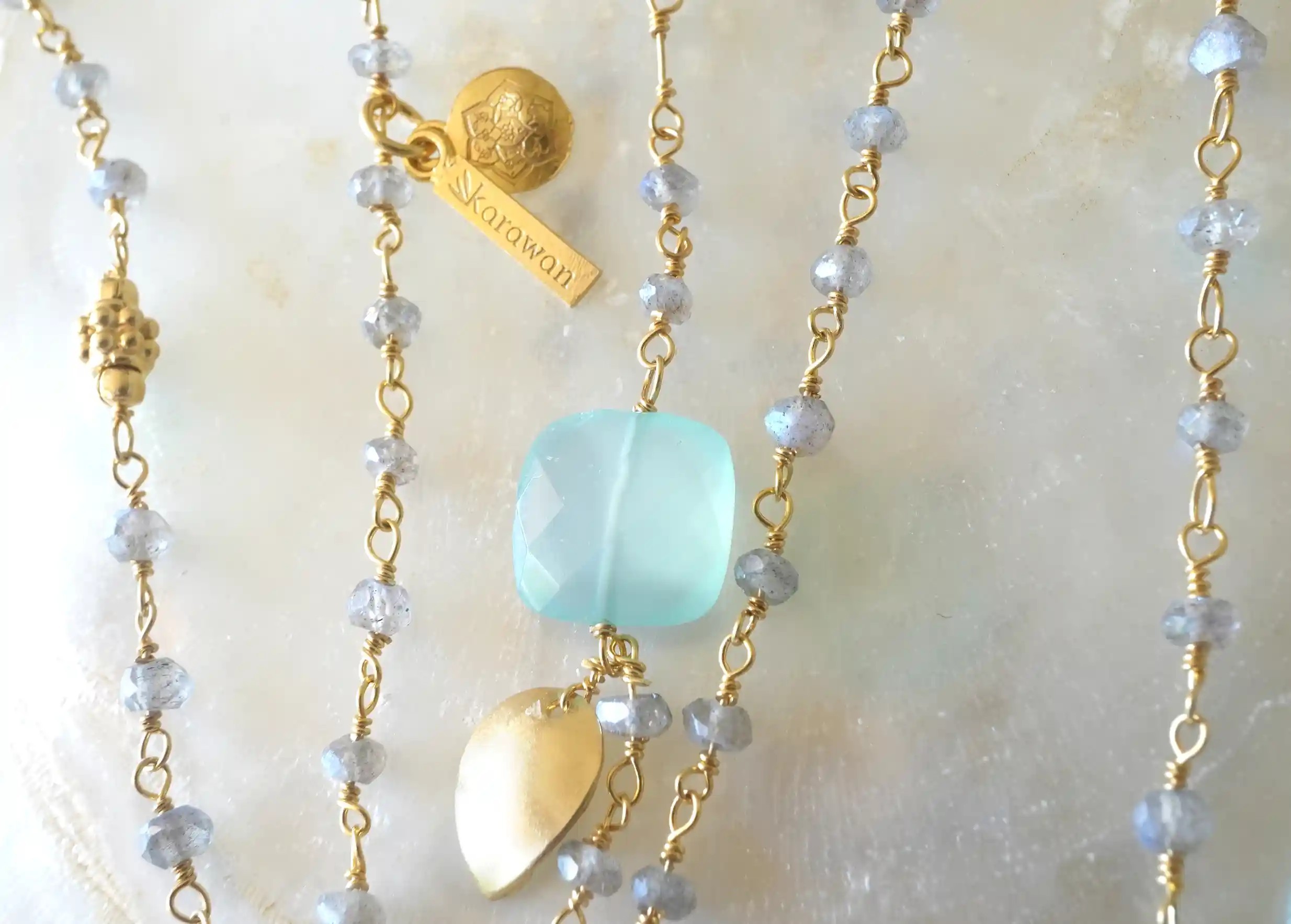 Zoom sur les pierres du sautoir « Ani » Or & pierres de calcédoine et labradorite, collection Yamuna