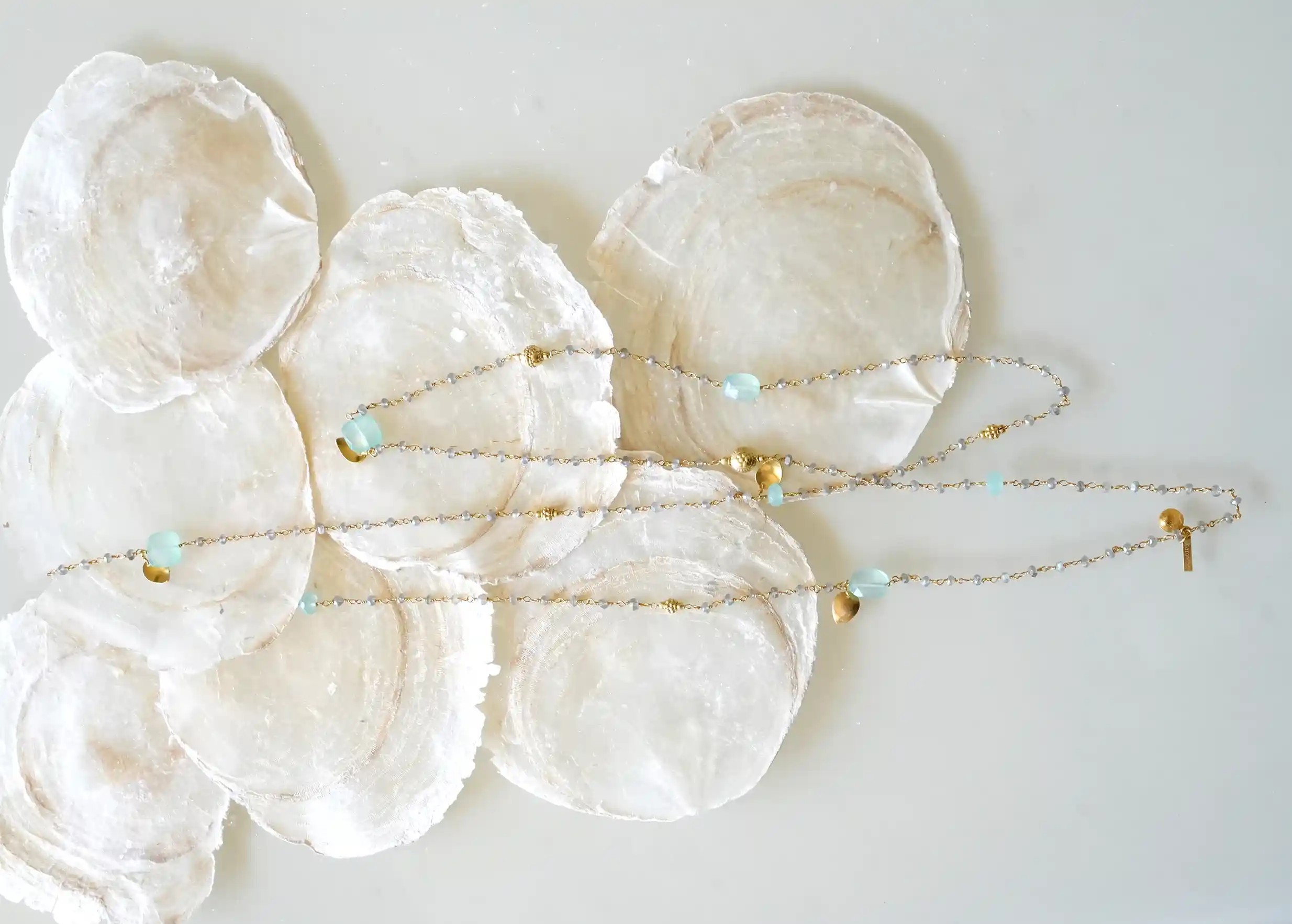 Sautoir « Ani » Or & pierres de calcédoine et labradorite, collection Yamuna