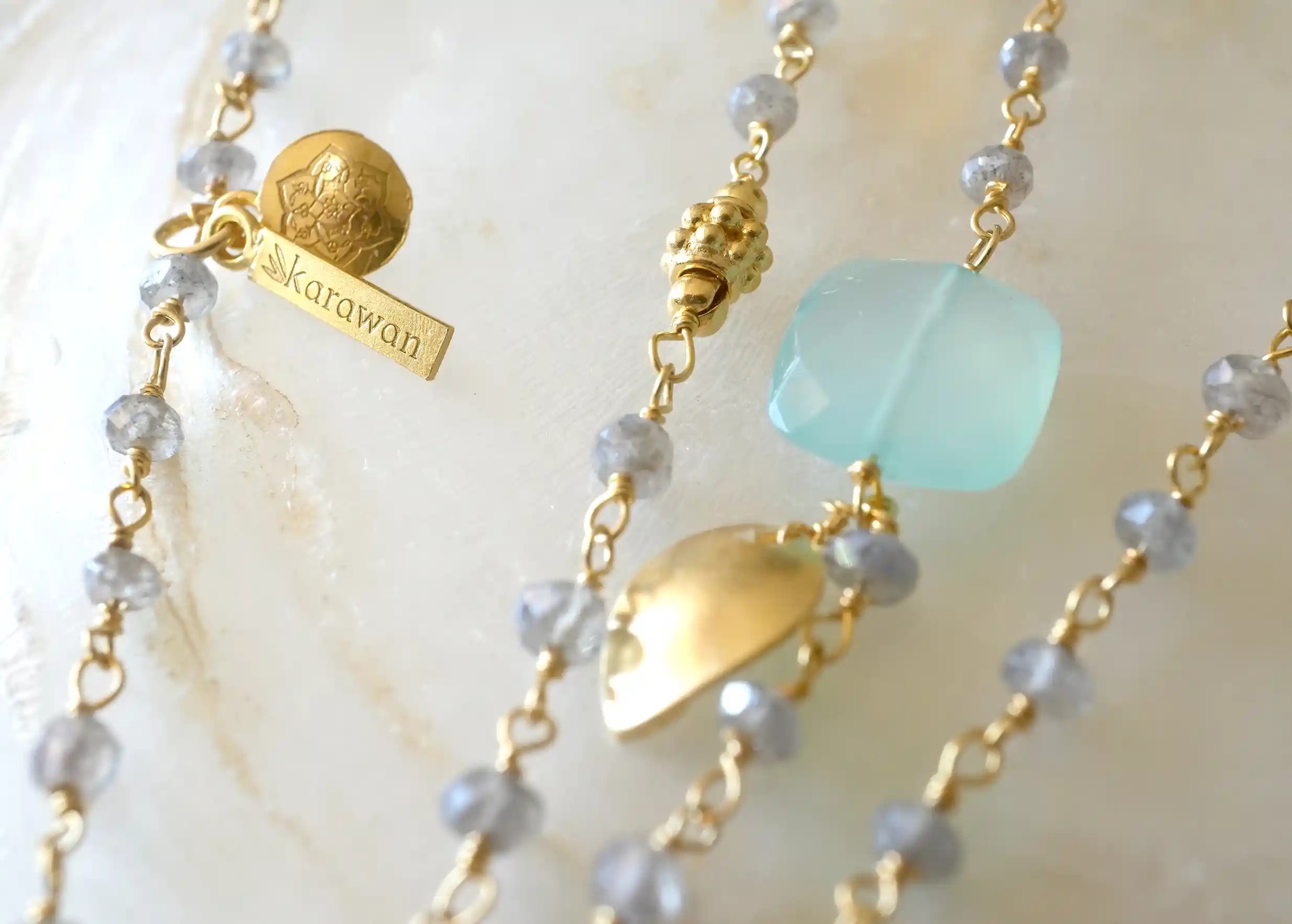 Zoom sur le poinçon du Sautoir « Ani » Or & pierres de calcédoine et labradorite, collection Yamuna