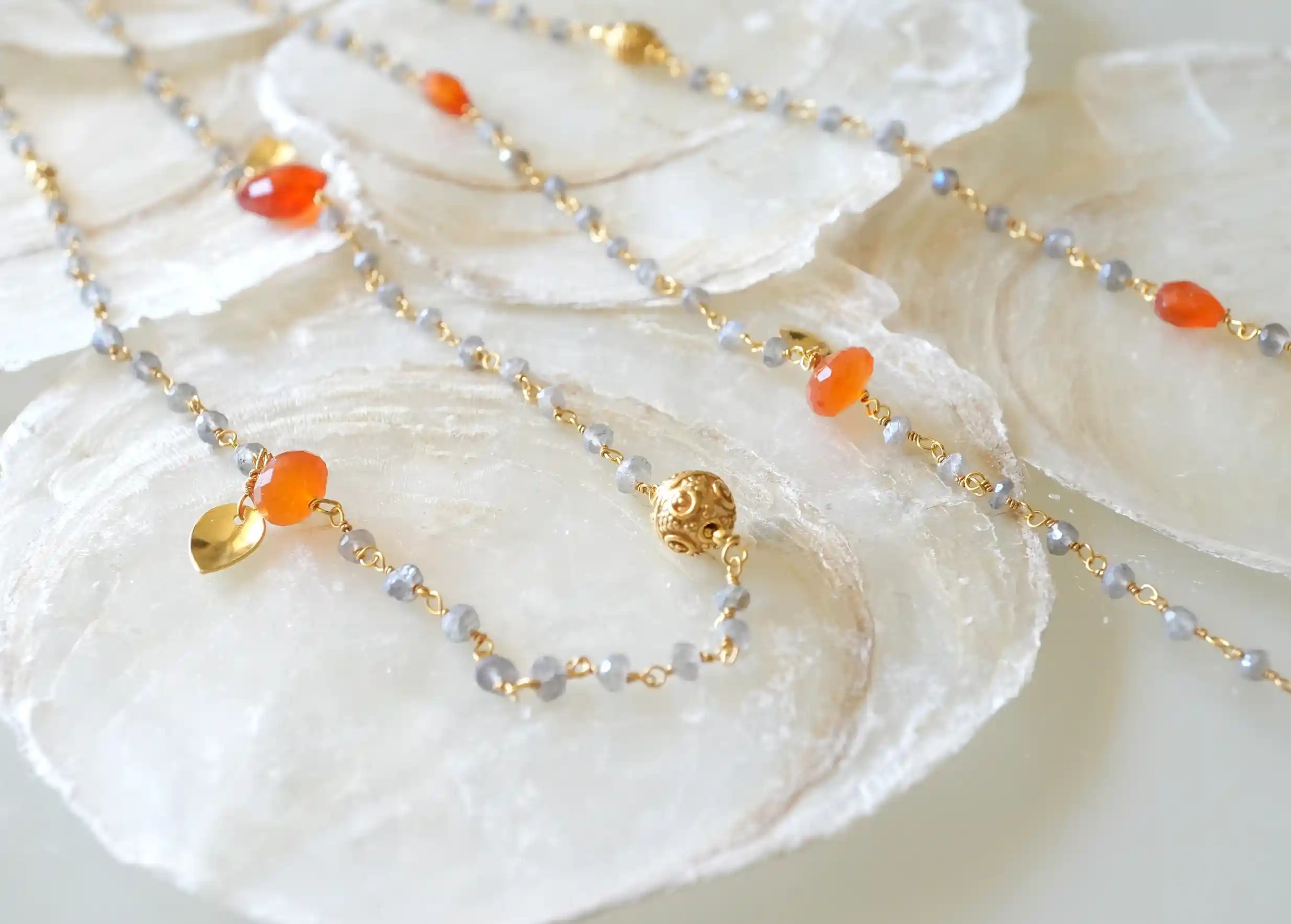 Zoom sur les pierres du sautoir « Ani » Or & pierres de cornaline et labradorite, collection Yamuna