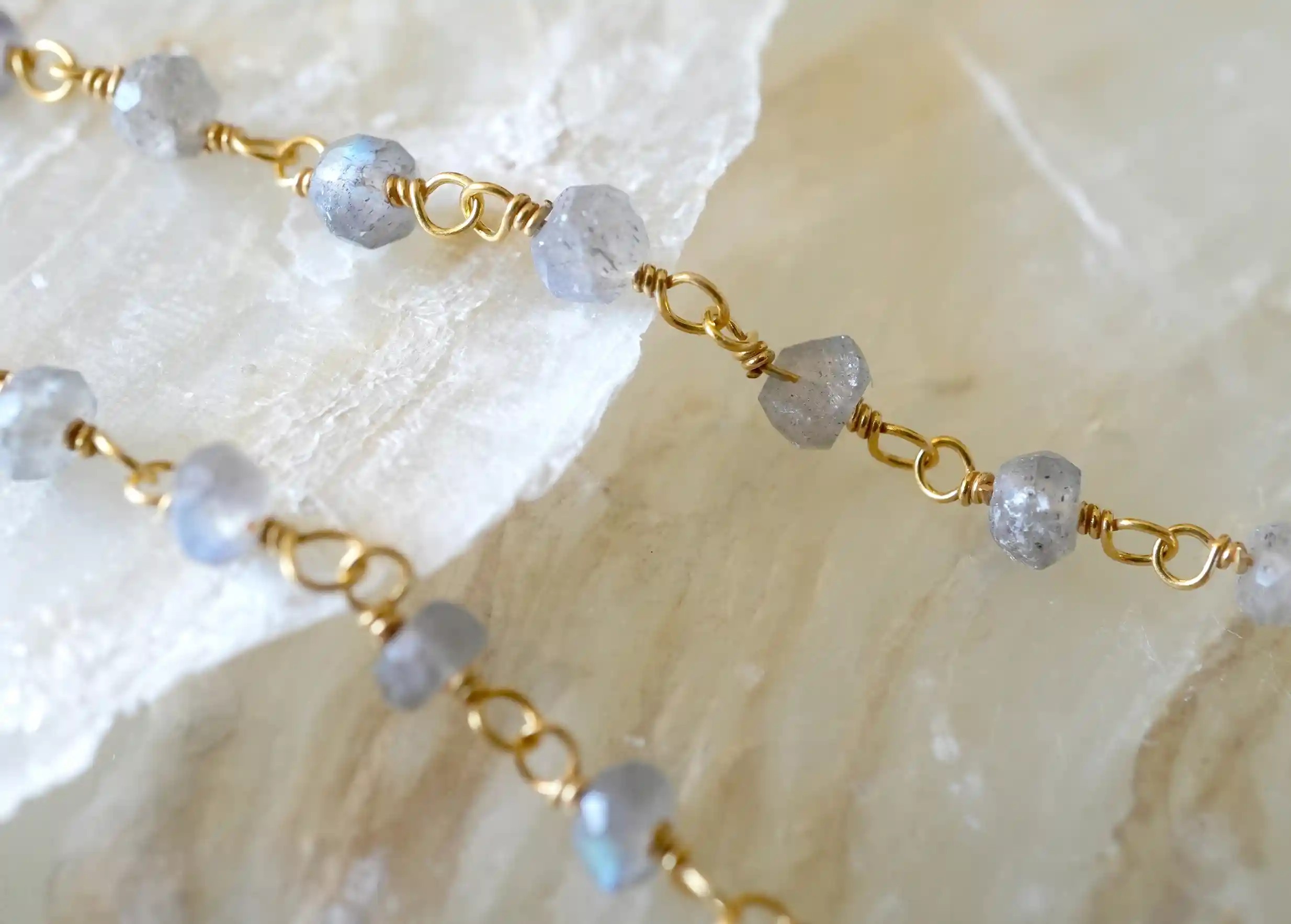 Zoom sur les details du sautoir « Ani » Or & pierres de cornaline et labradorite, collection Yamuna