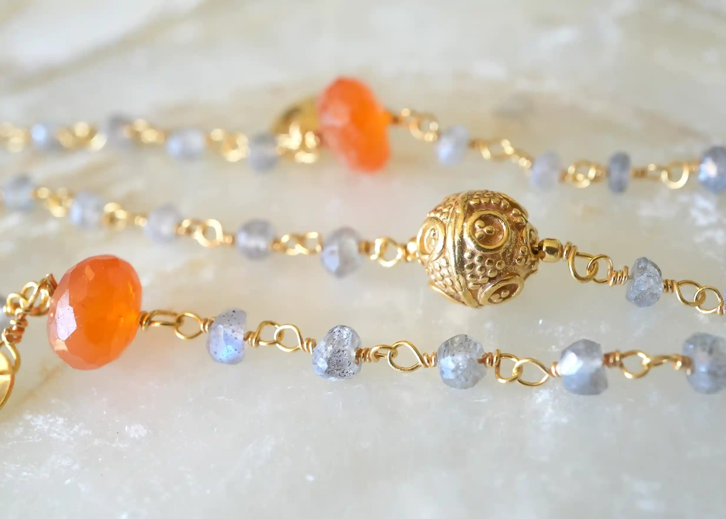 Sautoir « Ani » Or & pierres de cornaline et labradorite, de la marque Karawan