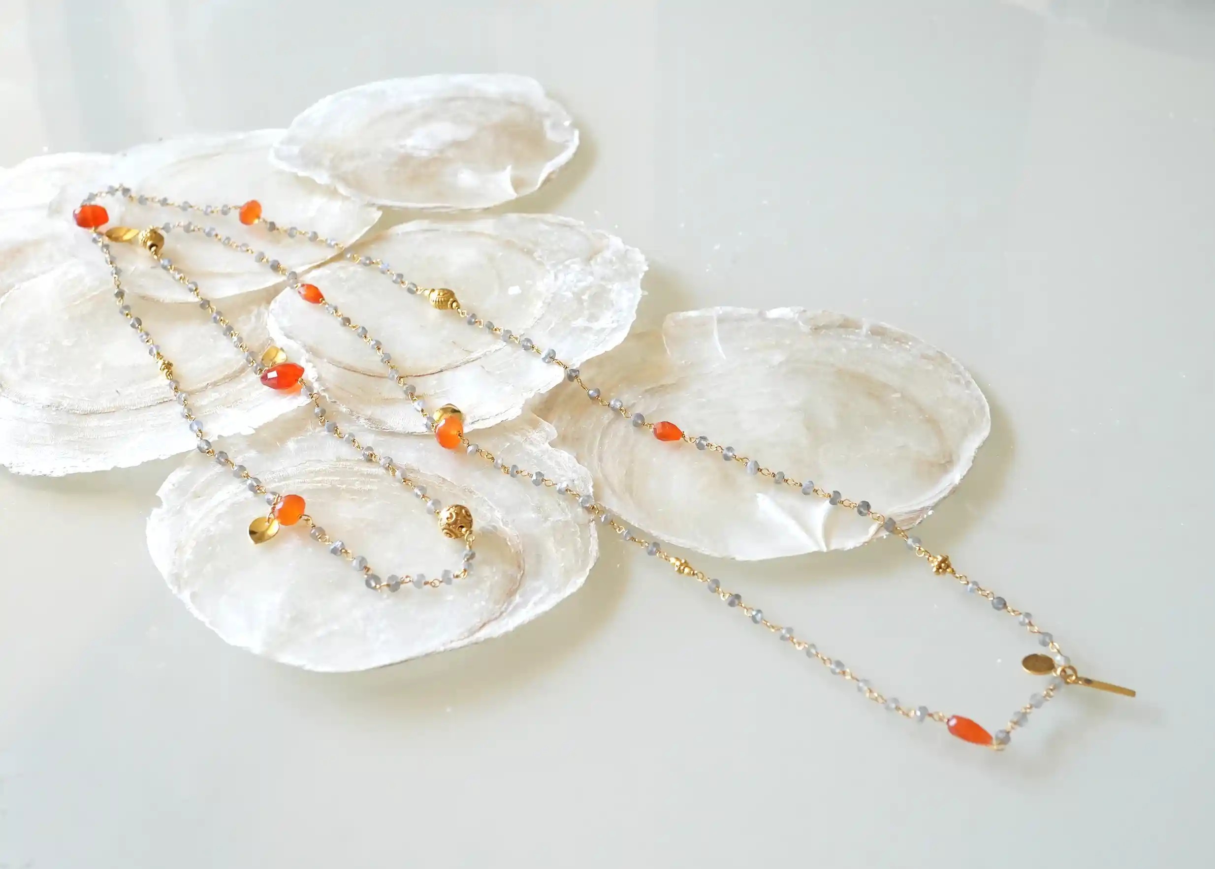 Sautoir « Ani » Or & pierres de cornaline et labradorite, collection Yamuna