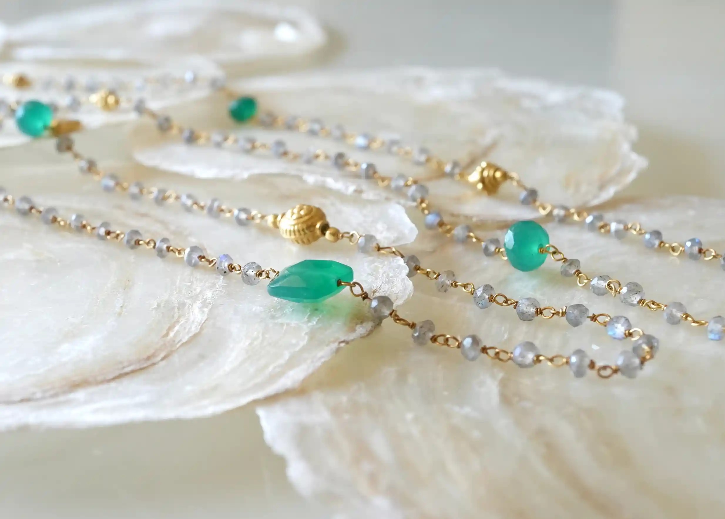 Zoom sur les pierres du sautoir « Ani » Or & pierres d’onyx vert et labradorite, collection Yamuna