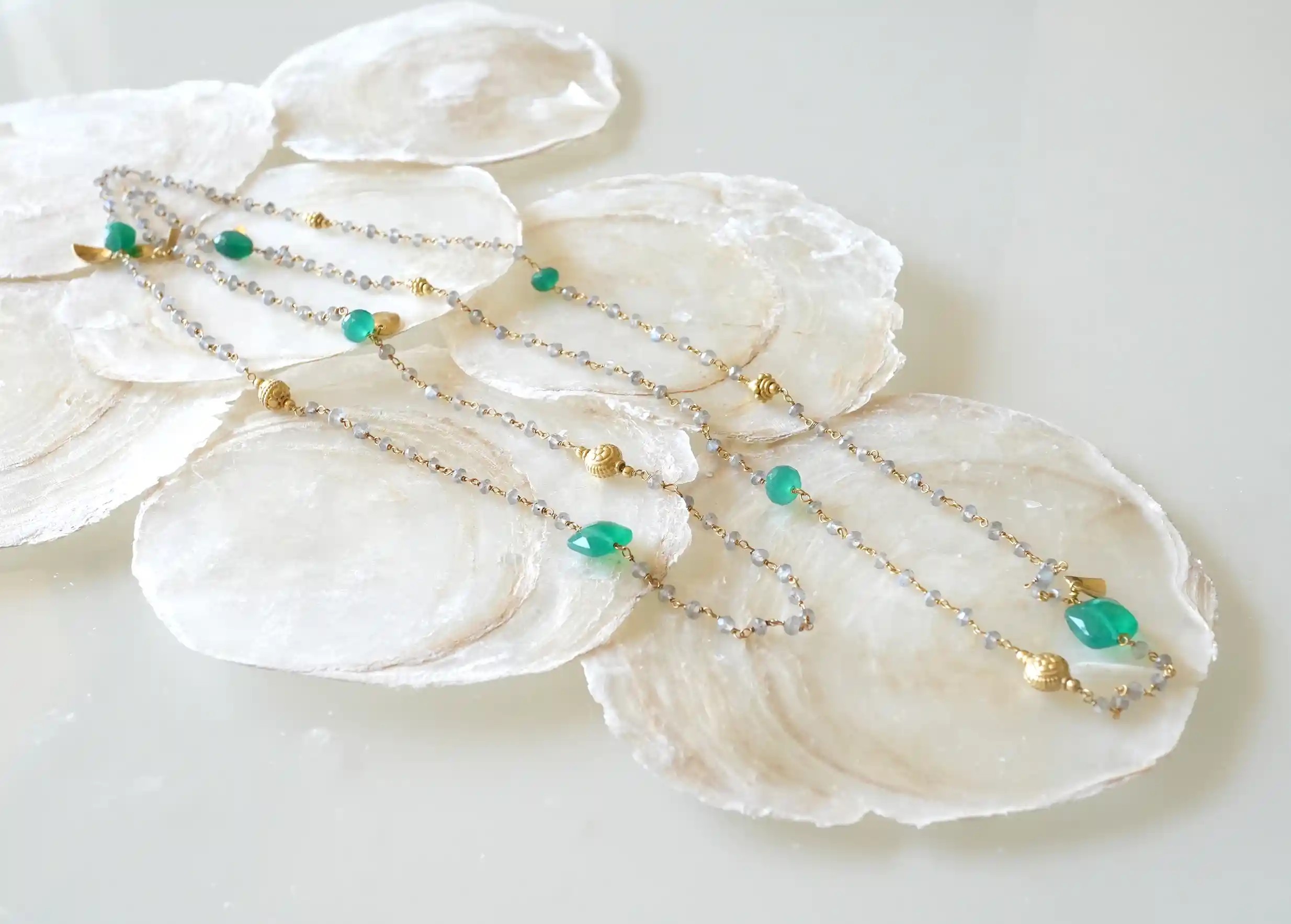 Sautoir « Ani » Or & pierres d’onyx vert et labradorite, de la marque Karawan authentic