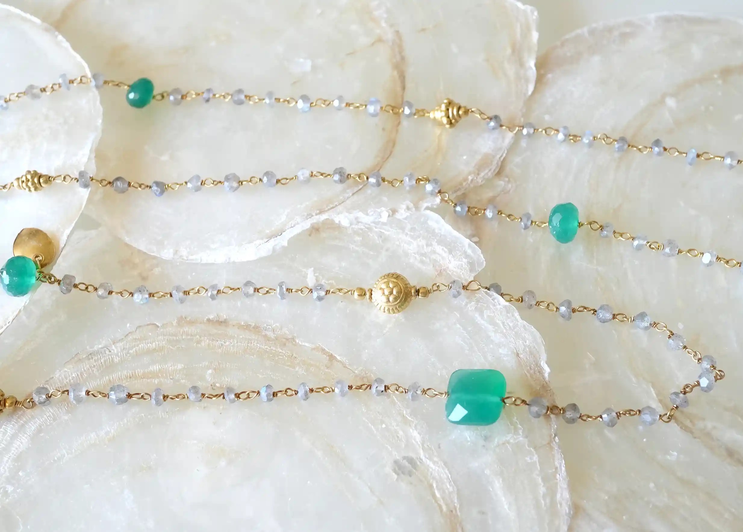 Sautoir « Ani » Or & pierres d’onyx vert et labradorite, collection Yamuna